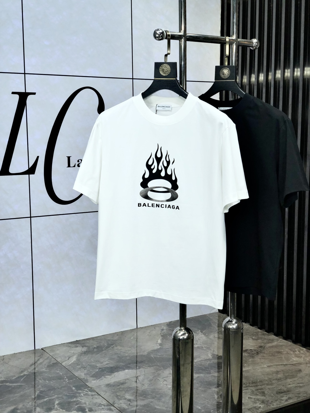 NO:154703,.Balenicaga. Wear 200 kilograms. Top products. 2025 spring and summer new style first-time counter latest short-sleeved round-neck T-shirt. High-end customization. Avant-garde and fashionable design!  Brand logo heavy craftsmanship design, high-end customized original European cotton fabric, soft feel, comfortable to wear. K1 counter-level exquisite car line. Fine workmanship, invincible and handsome upper body effect!  A must-have item for handsome men!  Count s-xxxL.s wear 175/130, balenciaga, T-shirt,tees, t-shirt,alexander wang19860909.巴黎世家.穿200斤.顶级货品2025春夏新款首发专柜最新款短袖圆领T恤 高端订制 设计前卫时尚！品牌logo重工艺设计 高端定制原版欧棉面料.手感柔软.穿着舒适.k1专柜级别精致车线.做工精细.上身效果无敌帅气！型男必备单品！码数s-xxxL.s穿175/130,,balenciaga,T-shirt,tees，t-shirt,alexander wang,Men's clothing