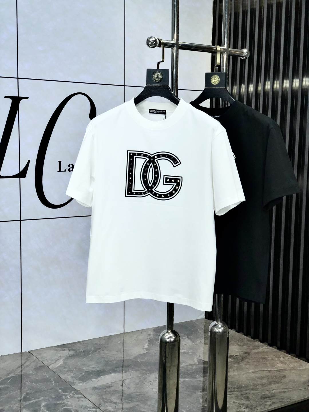 NO:154670,.D&G. Wear 200 kilograms. Top-grade products. New spring and summer 2025 new first-time counter. Latest short-sleeved round-neck T-shirts. High-end customization. Design is avant-garde and fashionable!  Brand logo heavy craftsmanship design, high-end customized original European cotton fabric, soft feel, comfortable to wear. K1 counter-level exquisite car line. Fine workmanship, invincible and handsome upper body effect!  A must-have item for handsome men!  Count s-xxxL.s wear 175/130, Dolce & Gabbana, T-shirt, tees, t-shirt, alexander wang19860909.D&G.穿200斤.顶级货品2025春夏新款首发专柜最新款短袖圆领T恤 高端订制 设计前卫时尚！品牌logo重工艺设计 高端定制原版欧棉面料.手感柔软.穿着舒适.k1专柜级别精致车线.做工精细.上身效果无敌帅气！型男必备单品！码数s-xxxL.s穿175/130,,Dolce&Gabbana,T-shirt,tees，t-shirt,alexander wang,Men's clothing