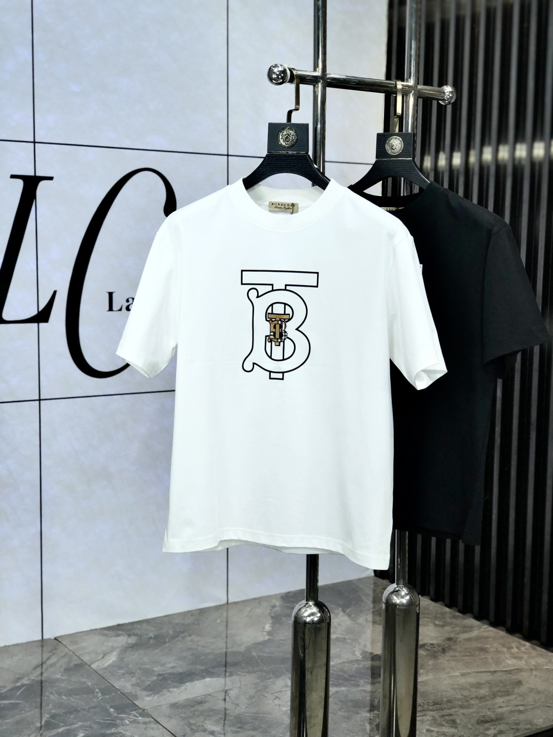 NO:154675,.Burberry. Wear 200 kilograms. Top-grade products. 2025 spring and summer new style first-time counter latest short-sleeved round-neck T-shirt. High-end customization. Avant-garde and fashionable design!  Brand logo heavy craftsmanship design, high-end customized original European cotton fabric, soft feel, comfortable to wear. K1 counter-level exquisite car line. Fine workmanship, invincible and handsome upper body effect!  A must-have item for handsome men!  Count s-xxxL.s wear 175/130, burberry, T-shirt,tees, t-shirt,alexander wang19860909.巴宝莉.穿200斤.顶级货品2025春夏新款首发专柜最新款短袖圆领T恤 高端订制 设计前卫时尚！品牌logo重工艺设计 高端定制原版欧棉面料.手感柔软.穿着舒适.k1专柜级别精致车线.做工精细.上身效果无敌帅气！型男必备单品！码数s-xxxL.s穿175/130,,burberry,T-shirt,tees，t-shirt,alexander wang,Men's clothing