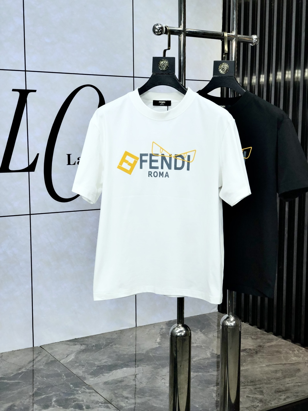 NO:154680,.Fendi. Wear 200 kilograms. Top-grade products. 2025 spring and summer new style first-time counter latest short-sleeved round-neck T-shirt. High-end customization. Avant-garde and fashionable design!  Brand logo heavy craftsmanship design, high-end customized original European cotton fabric, soft feel, comfortable to wear. K1 counter-level exquisite car line. Fine workmanship, invincible and handsome upper body effect!  A must-have item for handsome men!  Count s-xxxL.s wear 175/130, fendi, T-shirt,tees, t-shirt,alexander wang19860909.芬迪.穿200斤.顶级货品2025春夏新款首发专柜最新款短袖圆领T恤 高端订制 设计前卫时尚！品牌logo重工艺设计 高端定制原版欧棉面料.手感柔软.穿着舒适.k1专柜级别精致车线.做工精细.上身效果无敌帅气！型男必备单品！码数s-xxxL.s穿175/130,,fendi,T-shirt,tees，t-shirt,alexander wang,Men's clothing