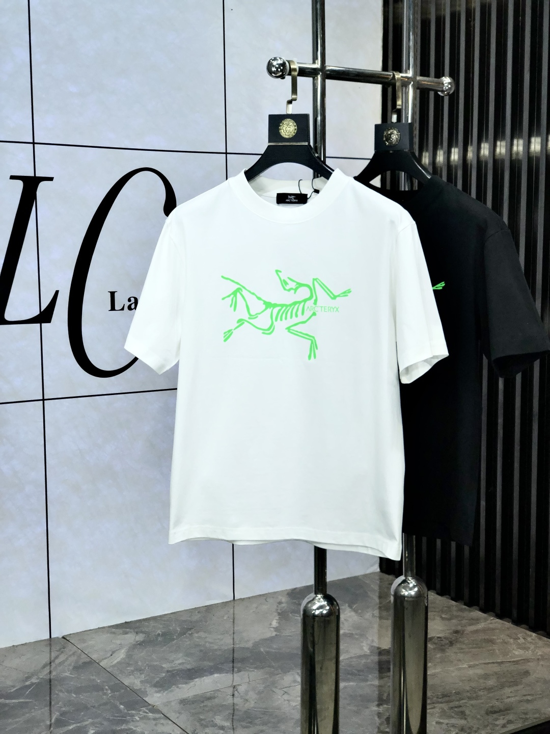 NO:154685,.Archaeon Bird. Wear 200 kilograms. Top-grade products. 2025 spring and summer new style first-time counter latest short-sleeved round-neck T-shirt. High-end customization. Avant-garde and fashionable design!  Brand logo heavy craftsmanship design, high-end customized original European cotton fabric, soft feel, comfortable to wear. K1 counter-level exquisite car line. Fine workmanship, invincible and handsome upper body effect!  A must-have item for handsome men!  Count s-xxxL.s wear 175/130,arc'teryx,T-shirt,tees,t-shirt,alexander wang19860909.始祖鸟.穿200斤.顶级货品2025春夏新款首发专柜最新款短袖圆领T恤 高端订制 设计前卫时尚！品牌logo重工艺设计 高端定制原版欧棉面料.手感柔软.穿着舒适.k1专柜级别精致车线.做工精细.上身效果无敌帅气！型男必备单品！码数s-xxxL.s穿175/130,arc'teryx,T-shirt,tees，t-shirt,alexander wang,Men's clothing