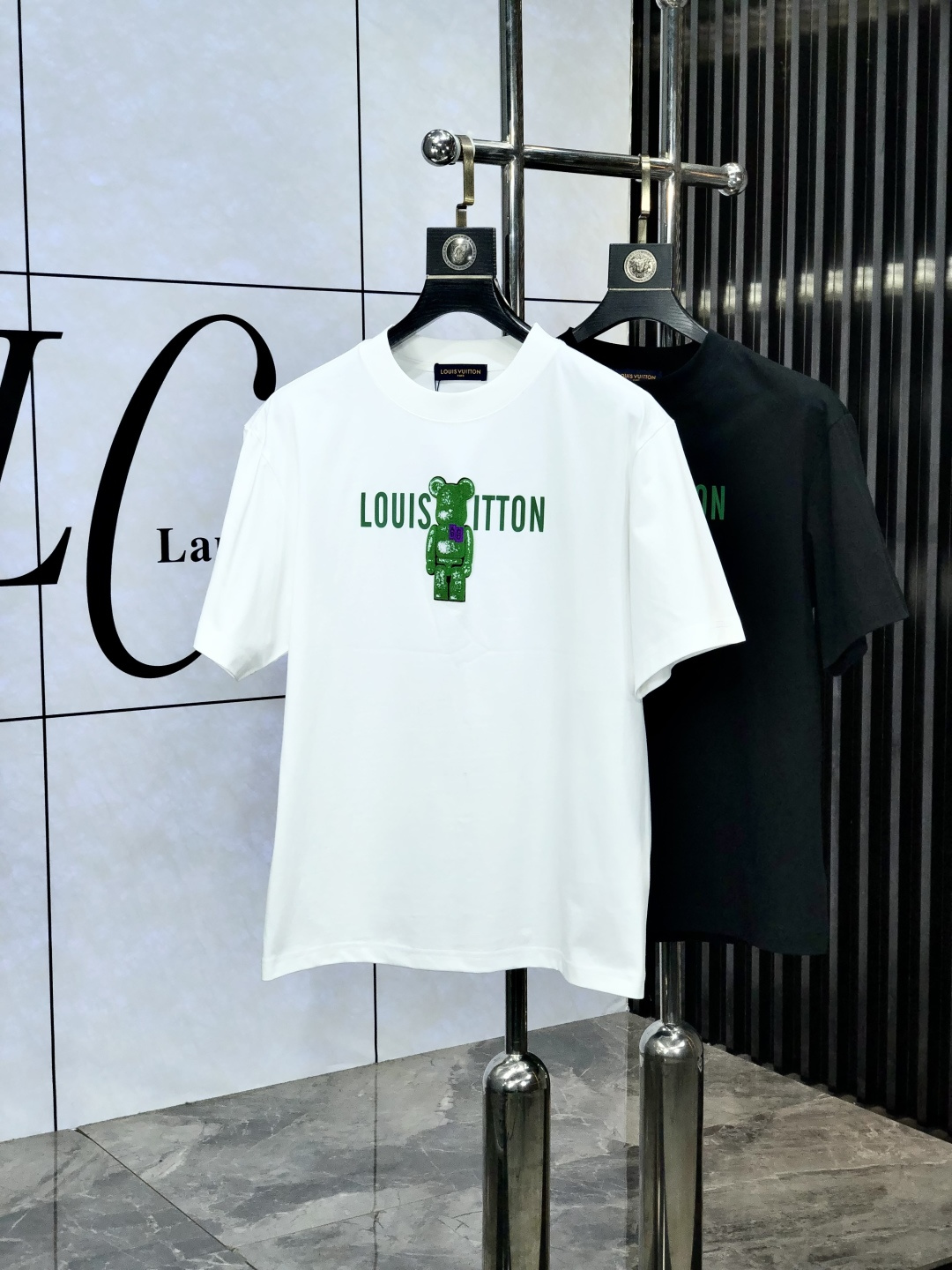 NO:154689,.Lv. Wear 200 kilograms. Top-grade products. New spring and summer 2025 new first-time counter. Latest short-sleeved round-neck T-shirts. High-end customization. Avant-garde and fashionable design!  Brand logo heavy craftsmanship design, high-end customized original European cotton fabric, soft feel, comfortable to wear. K1 counter-level exquisite car line. Fine workmanship, invincible and handsome upper body effect!  A must-have item for handsome men!  Count s-xxxL.s wear 175/130, louis vuitton, T-shirt,tees, t-shirt,alexander wang19860909.Lv.穿200斤.顶级货品2025春夏新款首发专柜最新款短袖圆领T恤 高端订制 设计前卫时尚！品牌logo重工艺设计 高端定制原版欧棉面料.手感柔软.穿着舒适.k1专柜级别精致车线.做工精细.上身效果无敌帅气！型男必备单品！码数s-xxxL.s穿175/130,,louis vuitton,T-shirt,tees，t-shirt,alexander wang,Men's clothing