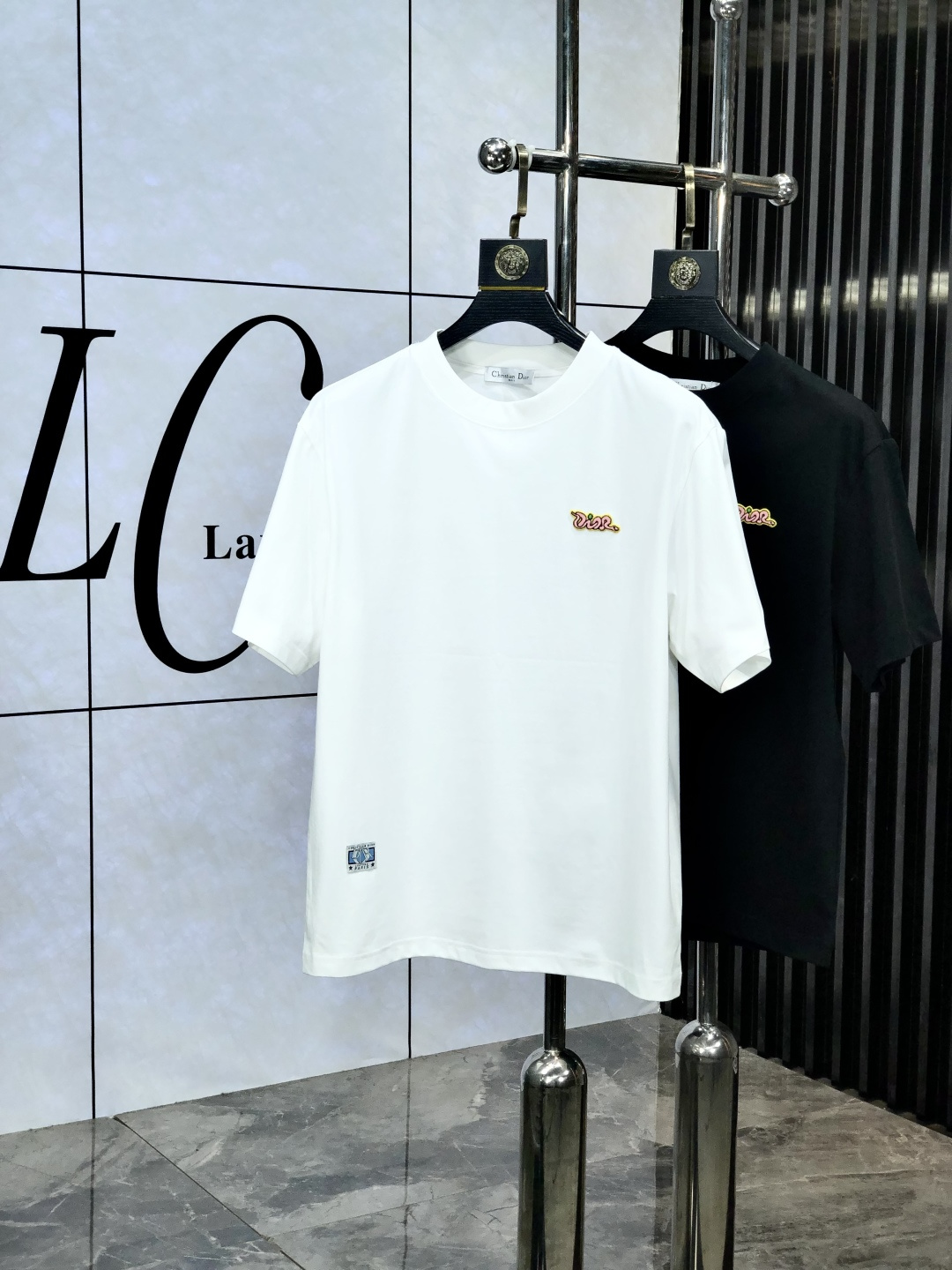 NO:154696,.Dior. Wear 200 kilograms. Top-grade products. New spring and summer new styles in the first counter. The latest short-sleeved round-neck T-shirt is high-end customized. The design is avant-garde and fashionable!  Brand logo heavy craftsmanship design, high-end customized original European cotton fabric, soft feel, comfortable to wear. K1 counter-level exquisite car line. Fine workmanship, invincible and handsome upper body effect!  A must-have item for handsome men!  Count s-xxxL.s wear 175/130,,dior,T-shirt,tees,t-shirt,alexander wang19860909.Dior.穿200斤.顶级货品2025春夏新款首发专柜最新款短袖圆领T恤 高端订制 设计前卫时尚！品牌logo重工艺设计 高端定制原版欧棉面料.手感柔软.穿着舒适.k1专柜级别精致车线.做工精细.上身效果无敌帅气！型男必备单品！码数s-xxxL.s穿175/130,,dior,T-shirt,tees，t-shirt,alexander wang,Men's clothing