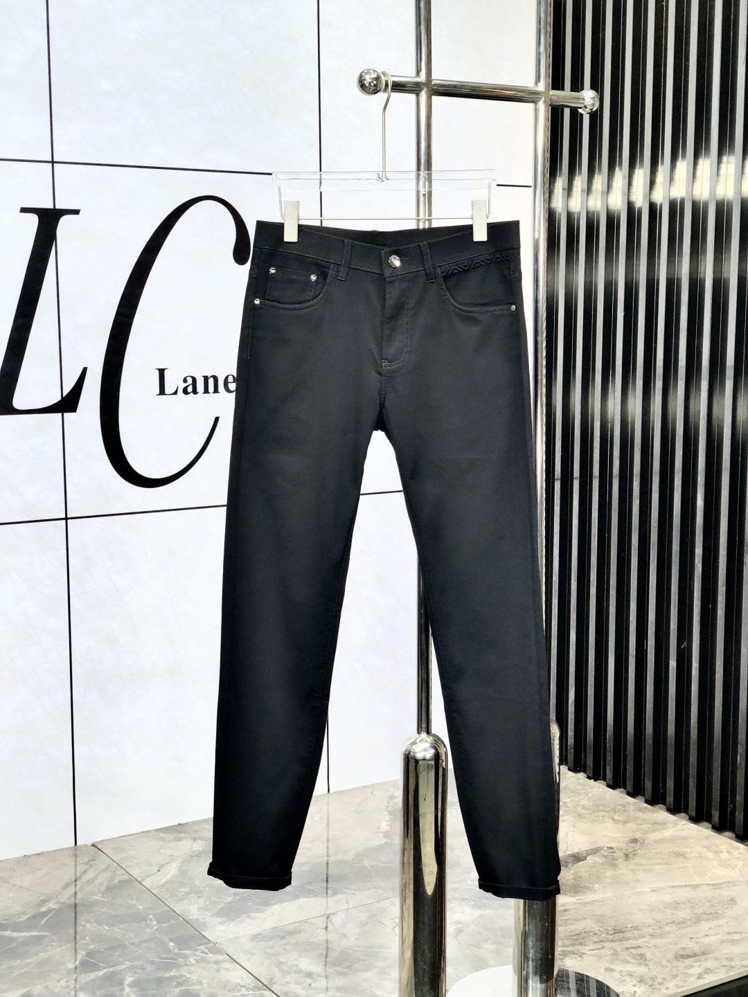 NO:440561,.Amani.2025 spring and summer high-end fashion sense, super soft denim fabric, light-colored washing jeans. The fabric is very special, super fine imitation cotton yarn blend, super soft and comfortable. It has a casual denim, casual feeling, and m8 also has a relaxed and fashionable feeling. The cloth is refreshing, slightly stretchy, super soft wearing time, the whole pants are all traditional hand-wiping technology, natural stone grinding and light fermentation washing. Details are exquisite. Size 29-38,,armani, jeans, alexander wang19860909.阿玛尼.2025春夏高级时装感,超柔牛仔面料 , 浅色洗水牛仔裤. 面料很特殊,超细精仿棉纱混纺,超柔舒适感. 具备牛仔随性感 ,休闲感 ,m8亦有轻松感 ,时尚感. 布面清爽,微弹力,超柔穿着时间长, 整条裤子全传统手擦工艺,自然石磨轻酵洗水.细节精致感. 尺码29-38,,armani,jeans,alexander wang,Men's clothing