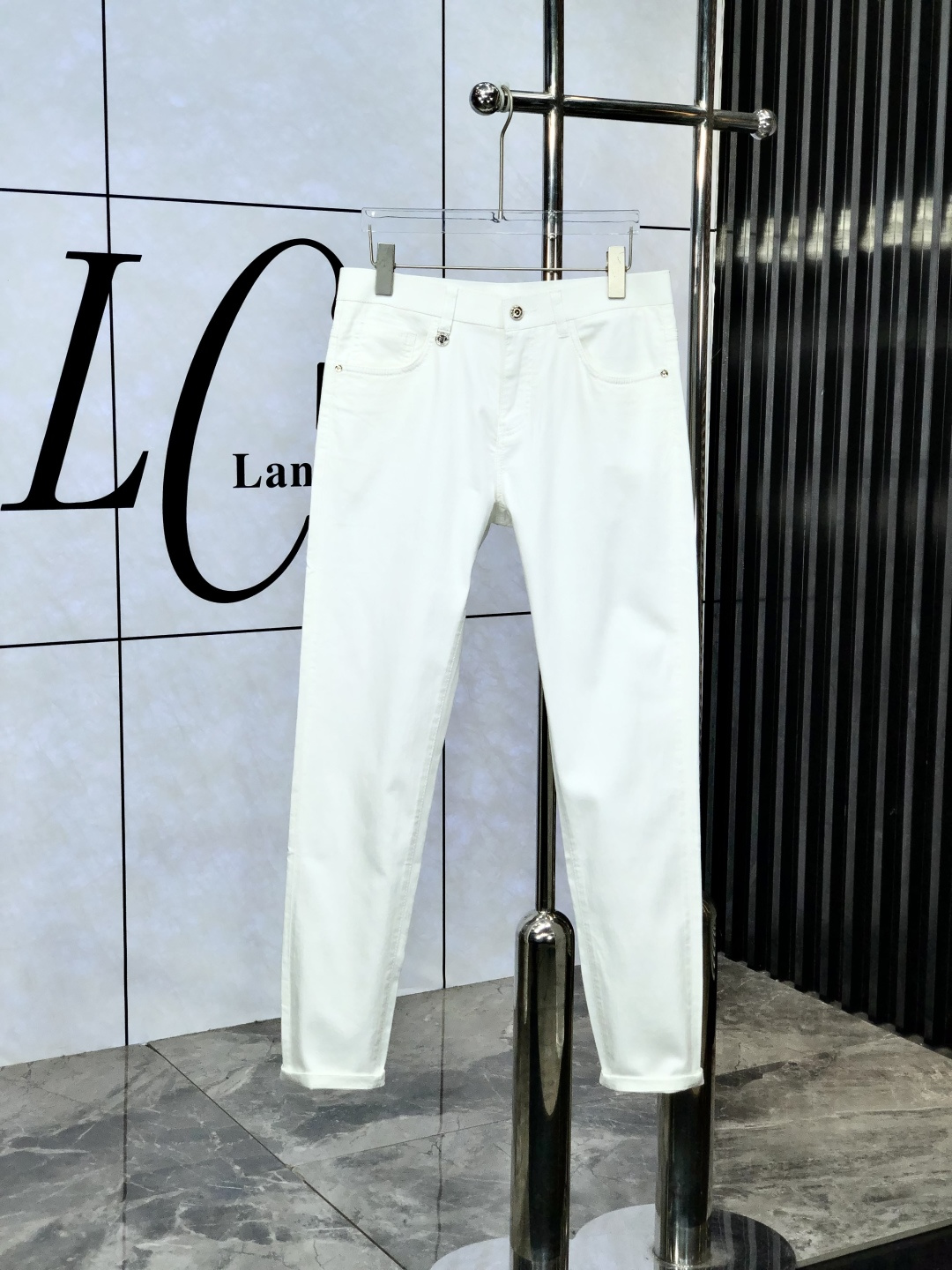 NO:440576,.Balenciaga. 2025 spring and summer high-end fashion sense, super soft denim fabric, light-colored washing jeans. The fabric is very special, super fine imitation cotton yarn blend, super soft and comfortable. It has a casual denim, casual feeling, and m8 also has a relaxed and fashionable feeling. The cloth is refreshing, slightly stretchy, super soft wearing time, the whole pants are all traditional hand-wiping technology, natural stone grinding and light fermentation washing. Details are exquisite. Size 29-38,,balenciaga, jeans,alexander wang19860909.巴黎世家.2025春夏高级时装感,超柔牛仔面料 , 浅色洗水牛仔裤. 面料很特殊,超细精仿棉纱混纺,超柔舒适感. 具备牛仔随性感 ,休闲感 ,m8亦有轻松感 ,时尚感. 布面清爽,微弹力,超柔穿着时间长, 整条裤子全传统手擦工艺,自然石磨轻酵洗水.细节精致感. 尺码29-38,,balenciaga,jeans,alexander wang,Men's clothing