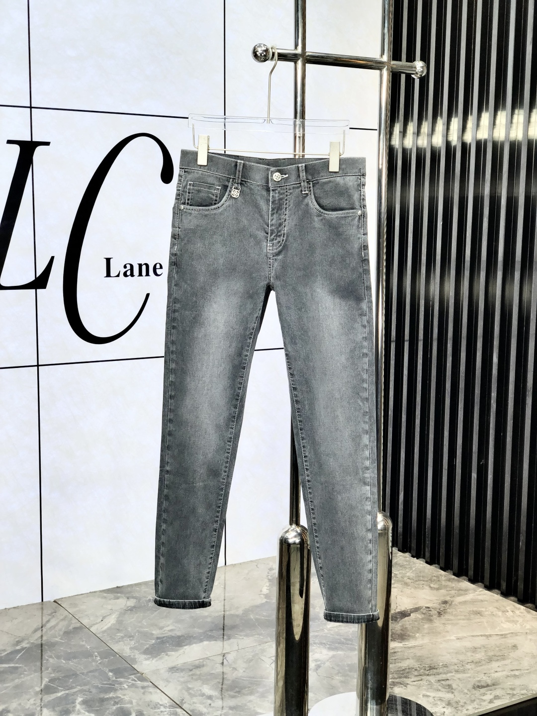 NO:440584,.Lv.2025 spring and summer high-end fashion sense, super soft denim fabric, light-colored washing jeans. The fabric is very special, super fine imitation cotton yarn blend, super soft and comfortable. It has a casual denim, casual feeling, and m8 also has a relaxed and fashionable feeling. The cloth is refreshing, slightly stretchy, super soft wearing time, the whole pants are all traditional hand-wiping technology, natural stone grinding and light fermentation washing. Details are exquisite. Size 29-38,,louis vuitton, jeans, alexander wang19860909.Lv.2025春夏高级时装感,超柔牛仔面料 , 浅色洗水牛仔裤. 面料很特殊,超细精仿棉纱混纺,超柔舒适感. 具备牛仔随性感 ,休闲感 ,m8亦有轻松感 ,时尚感. 布面清爽,微弹力,超柔穿着时间长, 整条裤子全传统手擦工艺,自然石磨轻酵洗水.细节精致感. 尺码29-38,,louis vuitton,jeans,alexander wang,Men's clothing