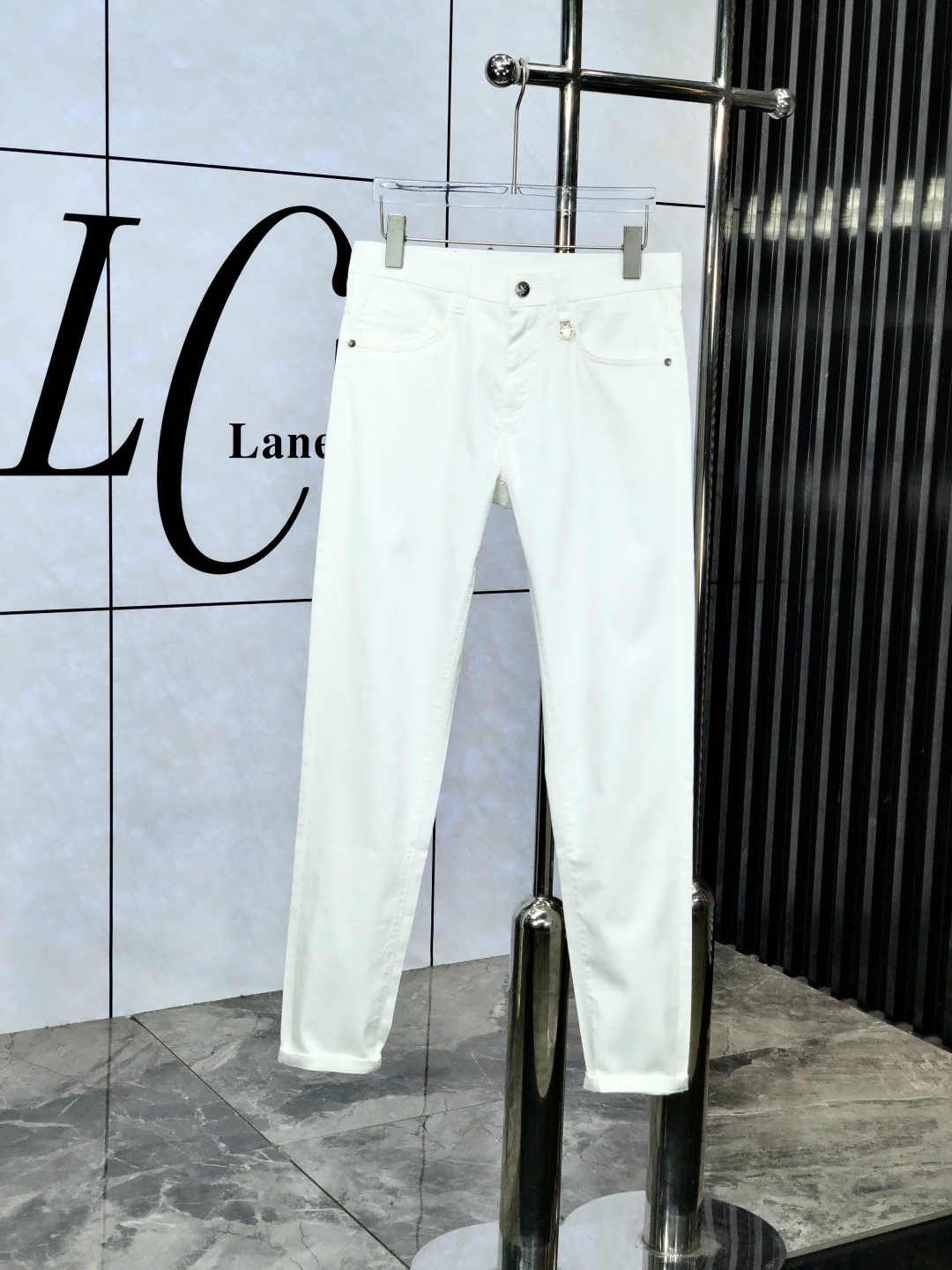 NO:440524,.Dior.2025 spring and summer high-end fashion sense, super soft denim fabric, light-colored washing jeans. The fabric is very special, super fine imitation cotton yarn blend, super soft and comfortable. It has a casual denim, casual feeling, and m8 also has a relaxed and fashionable feeling. The cloth is refreshing, slightly stretchy, super soft wearing time, the whole pants are all traditional hand-wiping technology, natural stone grinding and light fermentation washing. Details are exquisite. Size 29-38,,dior,jeans,alexander wang19860909.Dior.2025春夏高级时装感,超柔牛仔面料 , 浅色洗水牛仔裤. 面料很特殊,超细精仿棉纱混纺,超柔舒适感. 具备牛仔随性感 ,休闲感 ,m8亦有轻松感 ,时尚感. 布面清爽,微弹力,超柔穿着时间长, 整条裤子全传统手擦工艺,自然石磨轻酵洗水.细节精致感. 尺码29-38,,dior,jeans,alexander wang,Men's clothing