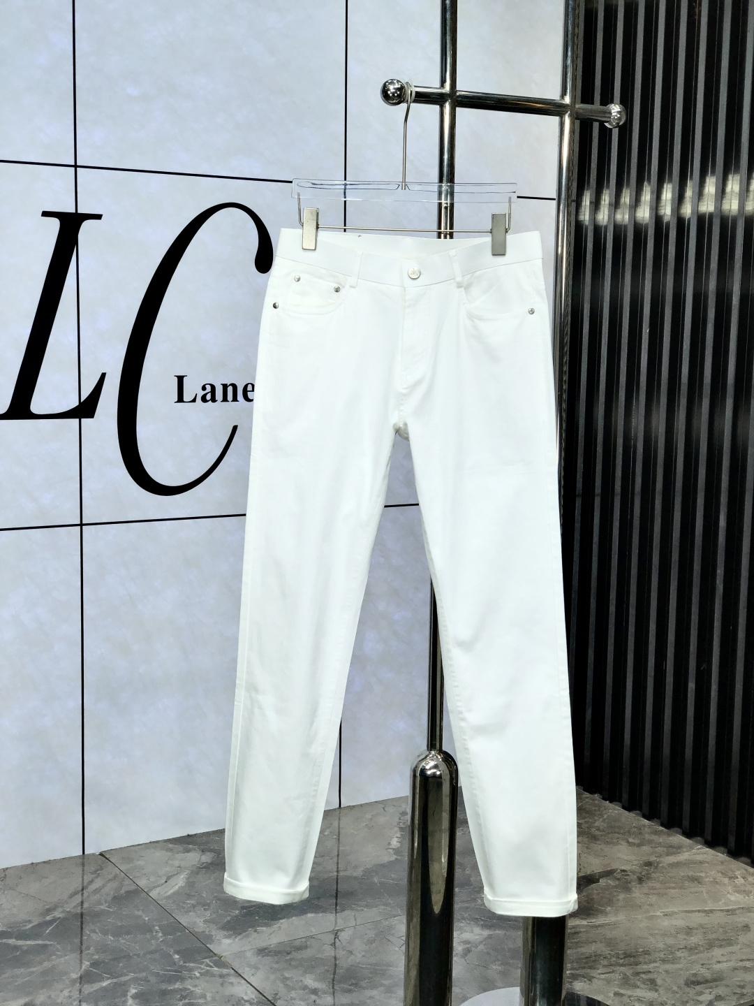 NO:440532,.Prada.2025 spring and summer high-end fashion sense, super soft denim fabric, light-colored washing jeans. The fabric is very special, super fine imitation cotton yarn blend, super soft and comfortable. It has a casual and casual sense of denim, and also has a relaxed and fashionable feeling. The cloth is refreshing, slightly stretchy, super soft and long-lasting, the whole pants are all traditional hand-wiping technology, natural stone grinding and light fermentation washing. Details are exquisite. Size 29-38,,prada,jeans,alexander wang19860909.普拉达.2025春夏高级时装感,超柔牛仔面料 , 浅色洗水牛仔裤. 面料很特殊,超细精仿棉纱混纺,超柔舒适感. 具备牛仔随性感 ,休闲感 ,m8亦有轻松感 ,时尚感. 布面清爽,微弹力,超柔穿着时间长, 整条裤子全传统手擦工艺,自然石磨轻酵洗水.细节精致感. 尺码29-38,,prada,jeans,alexander wang,Men's clothing