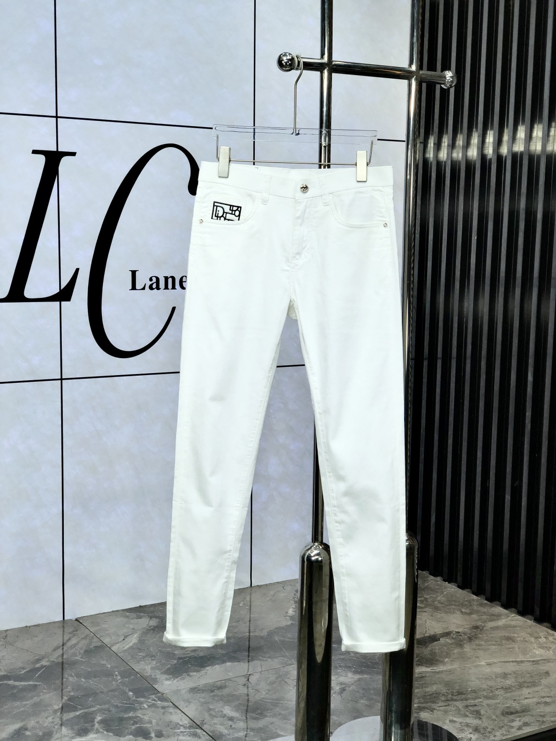 NO:440539,.Dior.2025 spring and summer high-end fashion sense, super soft denim fabric, light-colored washing jeans. The fabric is very special, super fine imitation cotton yarn blend, super soft and comfortable. It has a casual denim, casual feeling, and m8 also has a relaxed and fashionable feeling. The cloth is refreshing, slightly stretchy, super soft wearing time, the whole pants are all traditional hand-wiping technology, natural stone grinding and light fermentation washing. Details are exquisite. Size 29-38,,dior,jeans,alexander wang19860909.Dior.2025春夏高级时装感,超柔牛仔面料 , 浅色洗水牛仔裤. 面料很特殊,超细精仿棉纱混纺,超柔舒适感. 具备牛仔随性感 ,休闲感 ,m8亦有轻松感 ,时尚感. 布面清爽,微弹力,超柔穿着时间长, 整条裤子全传统手擦工艺,自然石磨轻酵洗水.细节精致感. 尺码29-38,,dior,jeans,alexander wang,Men's clothing