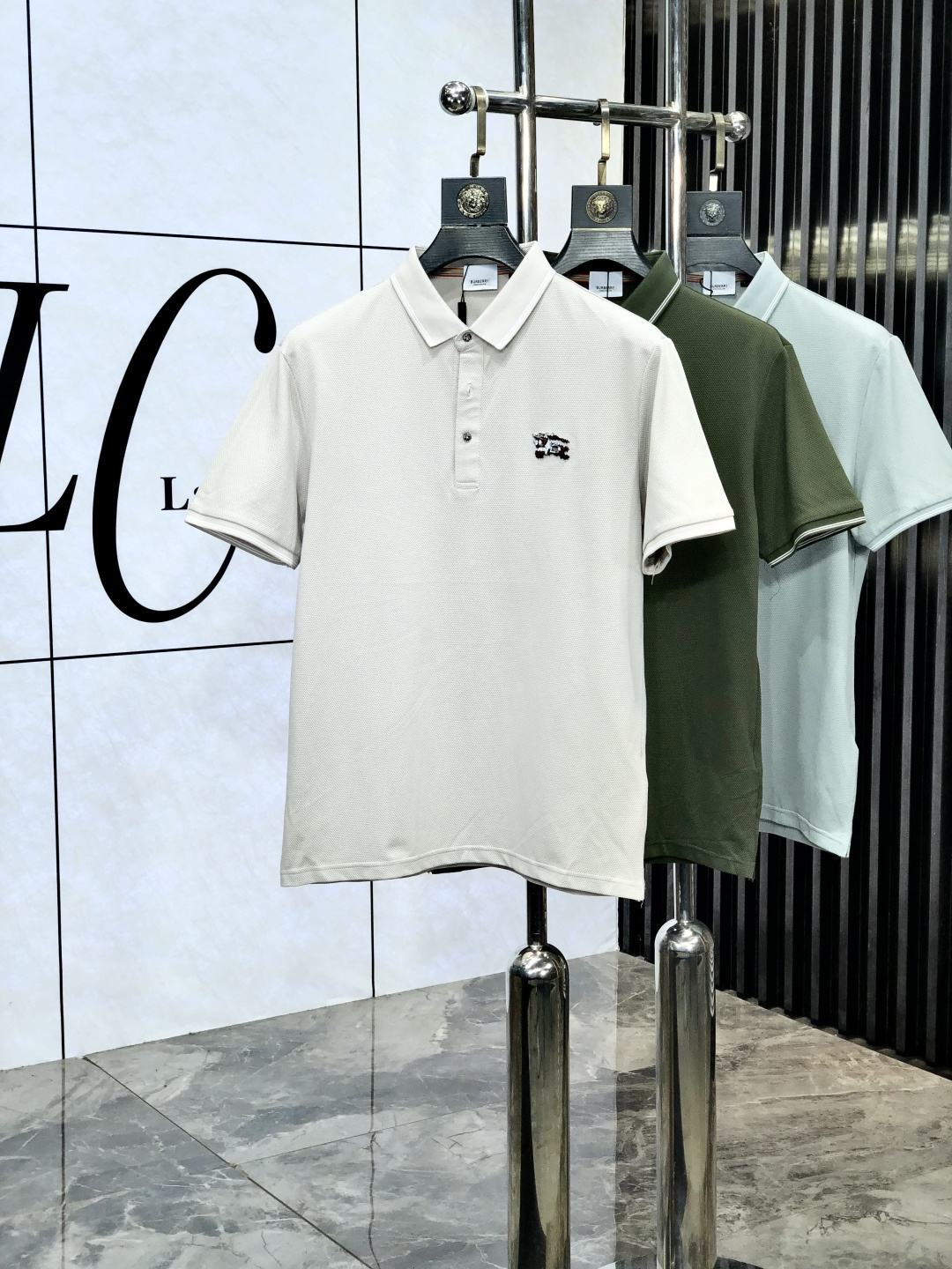 NO:440546,.Burberry. 2025 spring and summer new men's logo short-sleeved polo shirt, continuing the classic business casual lapel POLO shirt. This polo shirt is made of beaded floor fabric, and the timeless design can transcend fashion trends. w classic style, brand LOGO three-dimensional and unique, making the overall more detailed. 3-combination style, the fabric is made of cotton beaded material, comfortable, skin-friendly, breathable, and is a very practical wear for daily commuting and leisure. Highly recommended. Size M-4XL m wear 175/130, burberry, T-shirt, alexander wang19860909.巴宝莉.2025春夏新款男士标识短袖polo衫,延续经典商务休闲翻领POLO恤.该款Polo衫采用珠地面料制成,隽永设计可跨越时尚潮流.w经典款型,品牌LOGO立体别致,让整体更具细节感 3合体的版型,面料采用全棉珠地料,舒适,亲肤,透气好,平时通勤休闲都很实穿的一款 强烈推荐.尺码M-4XL m穿175/130,,burberry,T-shirt,alexander wang,Men's clothing