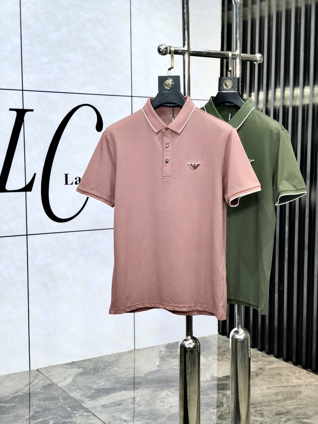 NO:440552,.Amani. 2025 spring and summer new men's logo short-sleeved polo shirt, continuing the classic business casual lapel POLO shirt. This polo shirt is made of beaded floor fabric, and the timeless design can transcend fashion trends. w classic style, brand LOGO three-dimensional and unique, making the overall more detailed. 3-combination style, the fabric is made of cotton beaded material, comfortable, skin-friendly, breathable, and is a very practical style for daily commuting and leisure. Highly recommended. Size M-4XL m wear 175/130,,armani, T-shirt, alexander wang19860909.阿玛尼.2025春夏新款男士标识短袖polo衫,延续经典商务休闲翻领POLO恤.该款Polo衫采用珠地面料制成,隽永设计可跨越时尚潮流.w经典款型,品牌LOGO立体别致,让整体更具细节感 3合体的版型,面料采用全棉珠地料,舒适,亲肤,透气好,平时通勤休闲都很实穿的一款 强烈推荐.尺码M-4XL m穿175/130,,armani,T-shirt,alexander wang,Men's clothing