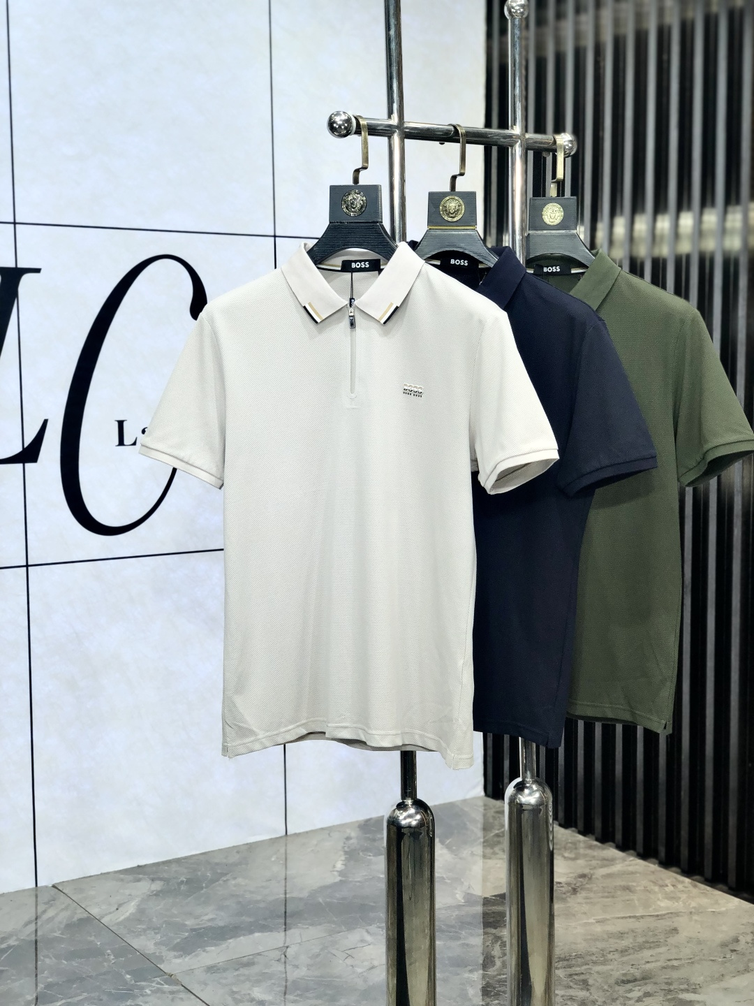 NO:440557,.Boss.2025 spring and summer new men's logo short-sleeved polo shirt, continuing the classic business casual lapel POLO shirt. This polo shirt is made of beaded floor fabric, and the timeless design can transcend fashion trends. w classic style, brand LOGO three-dimensional and unique, making the overall more detailed. 3-combination style, the fabric is made of cotton beaded material, comfortable, skin-friendly, breathable, and is a very practical style for daily commuting and leisure. Highly recommended. Size M-4XL m wear 175/130, T-shirt, alexander wang19860909.Boss.2025春夏新款男士标识短袖polo衫,延续经典商务休闲翻领POLO恤.该款Polo衫采用珠地面料制成,隽永设计可跨越时尚潮流.w经典款型,品牌LOGO立体别致,让整体更具细节感 3合体的版型,面料采用全棉珠地料,舒适,亲肤,透气好,平时通勤休闲都很实穿的一款 强烈推荐.尺码M-4XL m穿175/130,,T-shirt,alexander wang,Men's clothing