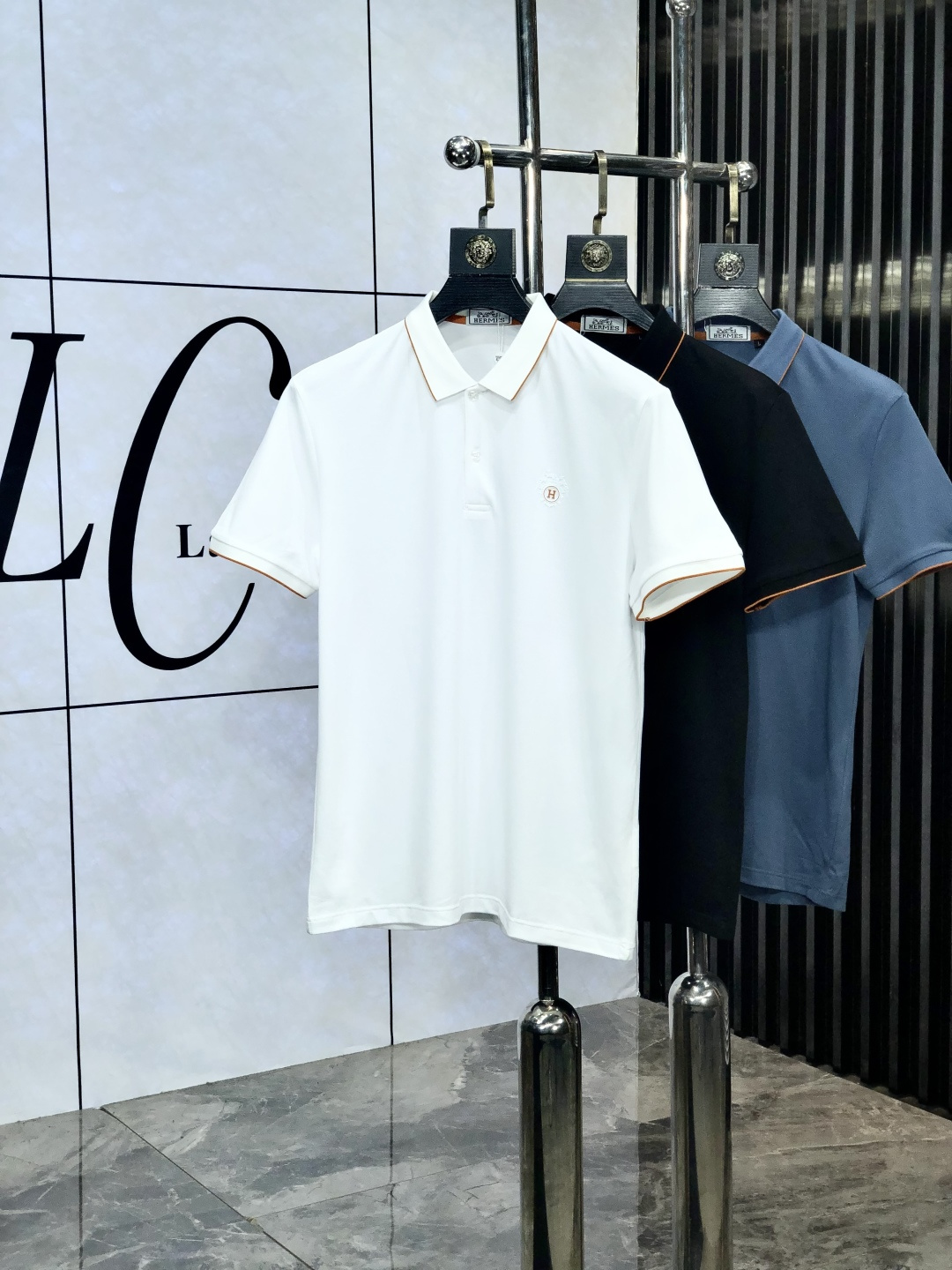 NO:440564,.Hermes. 2025 spring and summer new men's logo short-sleeved polo shirt, continuing the classic business casual lapel POLO shirt. This Polo shirt is made of beaded floor fabric, and the timeless design can transcend fashion trends. w classic style, brand LOGO three-dimensional and unique, making the overall more detailed. 3-combination style, the fabric is made of cotton beaded material, comfortable, skin-friendly, breathable, and is a very practical style for daily commuting and leisure. Highly recommended. Size M-4XL m wear 175/130, hermes, T-shirt, alexander wang19860909.爱马仕.2025春夏新款男士标识短袖polo衫,延续经典商务休闲翻领POLO恤.该款Polo衫采用珠地面料制成,隽永设计可跨越时尚潮流.w经典款型,品牌LOGO立体别致,让整体更具细节感 3合体的版型,面料采用全棉珠地料,舒适,亲肤,透气好,平时通勤休闲都很实穿的一款 强烈推荐.尺码M-4XL m穿175/130,,hermes,T-shirt,alexander wang,Men's clothing