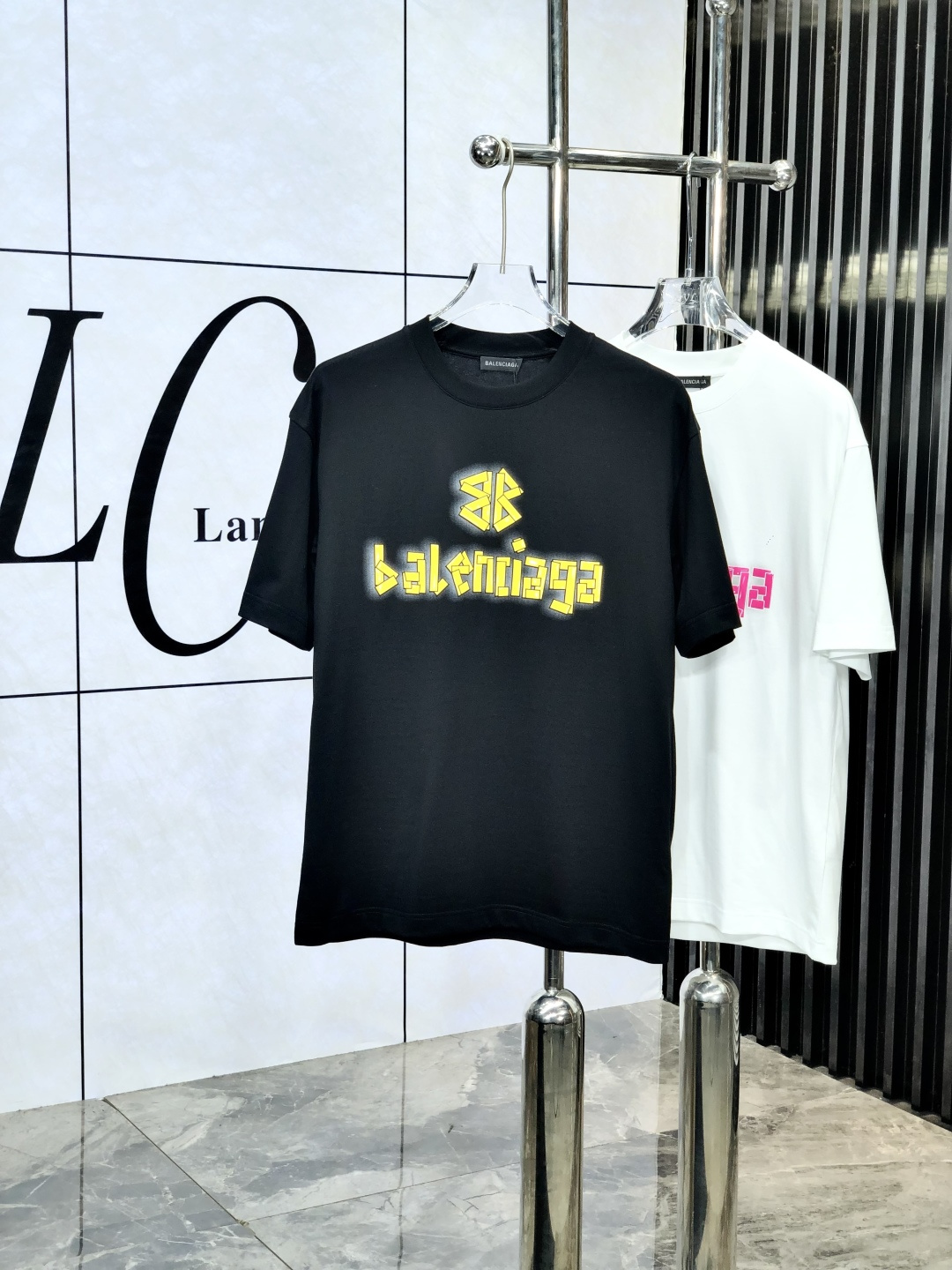 NO:502416,Balenciaga. The latest short-sleeved round-neck T-shirt in the first 2025 spring and summer new style, the latest short-sleeved round-neck T-shirt is high-end customized, and the design is avant-garde and fashionable!  Brand logo heavy craft design, high-end customized mercerated cloud cotton fabric, soft feel, comfortable to wear, exquisite counter-level car line. K fine workmanship, invincible and handsome upper body effect!  A must-have item for handsome men!  Count M-3XL. m wear 175/130.,,balenciaga,T-shirt,tees,t-shirt,alexander wang19860909巴黎世家.2025春夏新款首发专柜最新款短袖圆领T恤 高端订制 设计前卫时尚！品牌logo重工艺设计 高端定制丝光云朵棉面料.手感柔软.穿着舒适.专柜级别精致车线.k做工精细.上身效果无敌帅气！型男必备单品！ 码数M-3XL. m穿175/130.,,balenciaga,T-shirt,tees，t-shirt,alexander wang,Men's clothing
