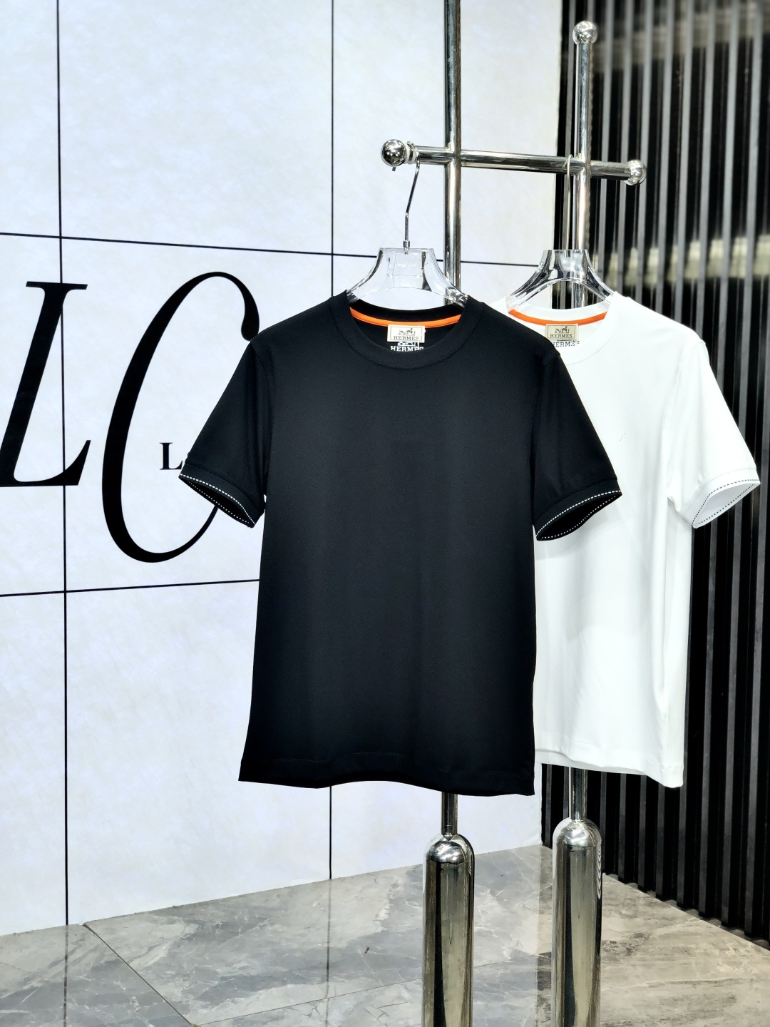 NO:502419,Hermes. The latest short-sleeved round-neck T-shirt in the first 2025 spring and summer new style, the latest short-sleeved round-neck T-shirt is high-end customized, and the design is avant-garde and fashionable!  Brand logo heavy craft design, high-end customized mercerated cloud cotton fabric, soft feel, comfortable to wear, exquisite counter-level car line. K fine workmanship, invincible and handsome upper body effect!  A must-have item for handsome men!  Count M-3XL. m wear 175/130., hermes, T-shirt,tees, t-shirt,alexander wang19860909爱马仕.2025春夏新款首发专柜最新款短袖圆领T恤 高端订制 设计前卫时尚！品牌logo重工艺设计 高端定制丝光云朵棉面料.手感柔软.穿着舒适.专柜级别精致车线.k做工精细.上身效果无敌帅气！型男必备单品！ 码数M-3XL. m穿175/130.,,hermes,T-shirt,tees，t-shirt,alexander wang,Men's clothing