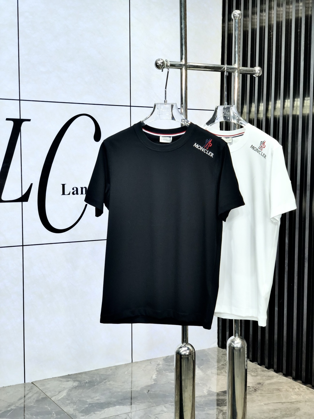 NO:504130,The new spring and summer 2025 new spring and summer first-time counter latest short-sleeved round-neck T-shirt, high-end customization, avant-garde and fashionable design!  Brand logo heavy craft design, high-end customized mercerated cloud cotton fabric, soft feel, comfortable to wear, exquisite counter-level car line. K fine workmanship, invincible and handsome upper body effect!  A must-have item for handsome men!  Count M-3XL. m wear 175/130., Moncler, T-shirt,tees, t-shirt,alexander wang19860909蒙口.2025春夏新款首发专柜最新款短袖圆领T恤 高端订制 设计前卫时尚！品牌logo重工艺设计 高端定制丝光云朵棉面料.手感柔软.穿着舒适.专柜级别精致车线.k做工精细.上身效果无敌帅气！型男必备单品！ 码数M-3XL. m穿175/130.,,Moncler,T-shirt,tees，t-shirt,alexander wang,Men's clothing