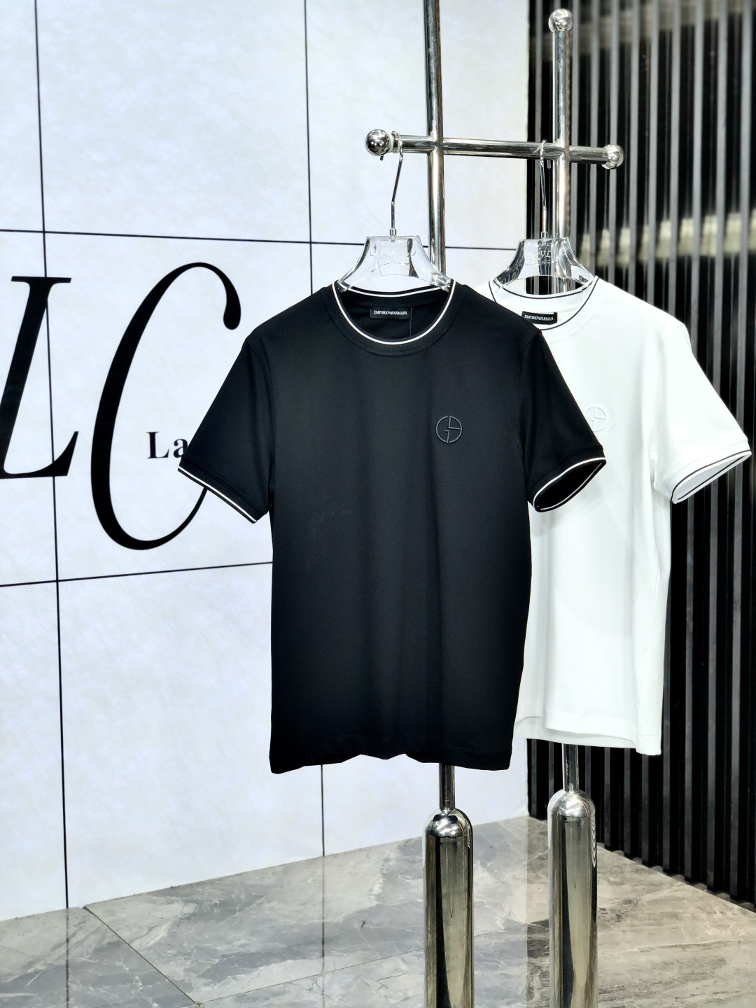 NO:504133,Armani. The latest short-sleeved round-neck T-shirt in the first 2025 spring and summer new style, the latest short-sleeved round-neck T-shirt is high-end customized, and the design is avant-garde and fashionable!  Brand logo heavy craft design, high-end customized mercerated cloud cotton fabric, soft feel, comfortable to wear, exquisite counter-level car line. K fine workmanship, invincible and handsome upper body effect!  A must-have item for handsome men!  yard M-3XL. m wear 175/130., Armani, T-shirt,tees, t-shirt,alexander wang19860909阿玛尼.2025春夏新款首发专柜最新款短袖圆领T恤 高端订制 设计前卫时尚！品牌logo重工艺设计 高端定制丝光云朵棉面料.手感柔软.穿着舒适.专柜级别精致车线.k做工精细.上身效果无敌帅气！型男必备单品！ 码数M-3XL. m穿175/130.,,armani,T-shirt,tees，t-shirt,alexander wang,Men's clothing