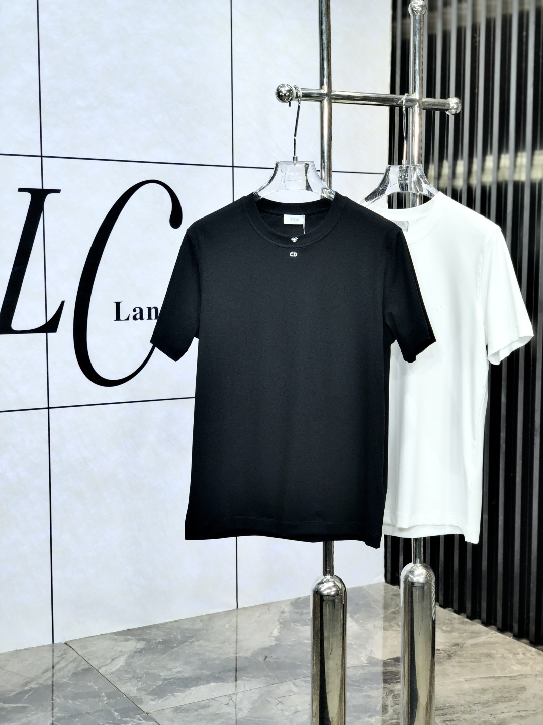 NO:504135,Dior.2025 spring and summer new style first-time counter latest short-sleeved round-neck T-shirt, high-end customization, avant-garde and fashionable design!  Brand logo heavy craft design, high-end customized mercerated cloud cotton fabric, soft feel, comfortable to wear, exquisite counter-level car line. K fine workmanship, invincible and handsome upper body effect!  A must-have item for handsome men!  yard M-3XL. m wear 175/130.,dior,T-shirt,tees,t-shirt,alexander wang19860909Dior.2025春夏新款首发专柜最新款短袖圆领T恤 高端订制 设计前卫时尚！品牌logo重工艺设计 高端定制丝光云朵棉面料.手感柔软.穿着舒适.专柜级别精致车线.k做工精细.上身效果无敌帅气！型男必备单品！ 码数M-3XL. m穿175/130.,,dior,T-shirt,tees，t-shirt,alexander wang,Men's clothing