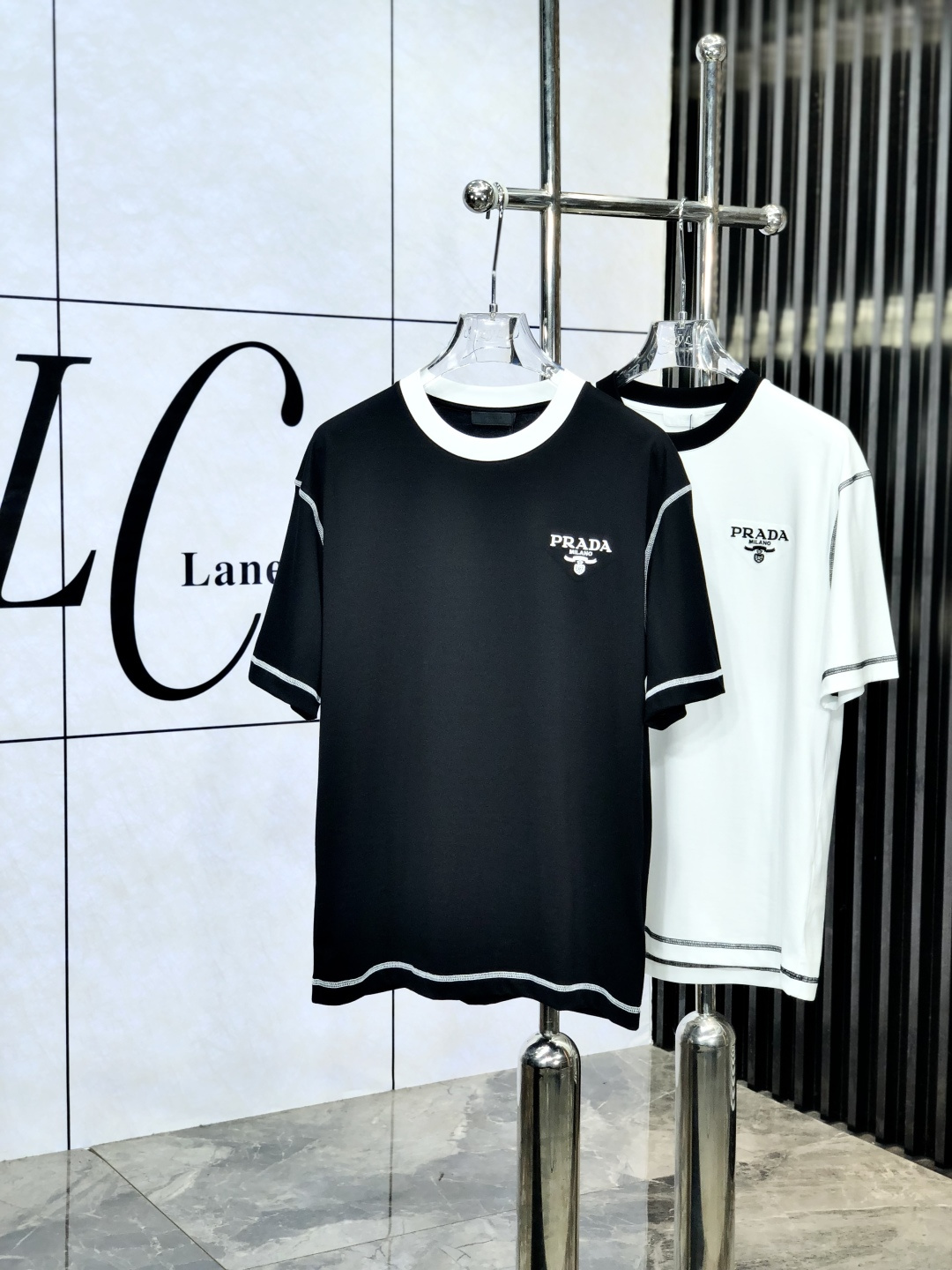 NO:502403,Prada.2025 spring and summer new style first-time counter latest short-sleeved round-neck T-shirt, high-end customization, avant-garde and fashionable design!  Brand logo heavy craft design, high-end customized mercerated cloud cotton fabric, soft feel, comfortable to wear, exquisite counter-level car line. K fine workmanship, invincible and handsome upper body effect!  A must-have item for handsome men!  Count M-3XL. m wear 175/130.,,prada,T-shirt,tees,t-shirt,alexander wang19860909普拉达.2025春夏新款首发专柜最新款短袖圆领T恤 高端订制 设计前卫时尚！品牌logo重工艺设计 高端定制丝光云朵棉面料.手感柔软.穿着舒适.专柜级别精致车线.k做工精细.上身效果无敌帅气！型男必备单品！ 码数M-3XL. m穿175/130.,,prada,T-shirt,tees，t-shirt,alexander wang,Men's clothing