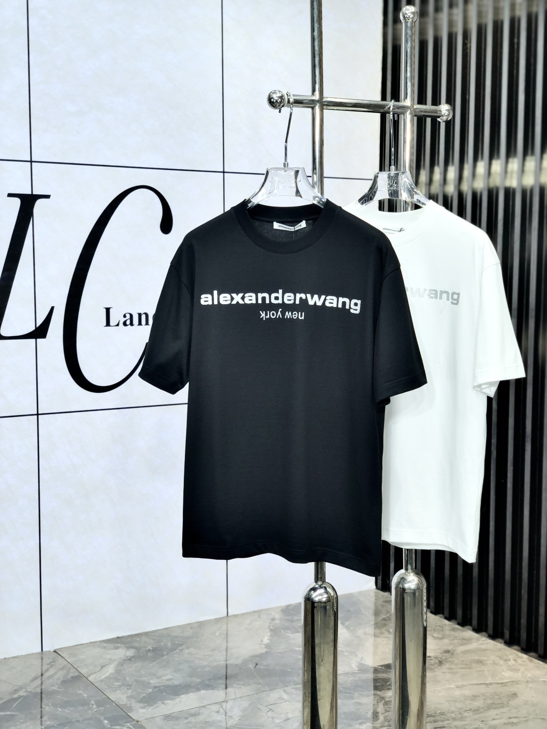 NO:502404,Alexander. The latest short-sleeved round-neck T-shirt in the first 2025 spring and summer new style, high-end customization, avant-garde and fashionable design!  Brand logo heavy craft design, high-end customized mercerated cloud cotton fabric, soft feel, comfortable to wear, exquisite counter-level car line. K fine workmanship, invincible and handsome upper body effect!  A must-have item for handsome men!  yard M-3XL. m wear 175/130.,T-shirt,tees,t-shirt,alexander wang19860909亚历山大.2025春夏新款首发专柜最新款短袖圆领T恤 高端订制 设计前卫时尚！品牌logo重工艺设计 高端定制丝光云朵棉面料.手感柔软.穿着舒适.专柜级别精致车线.k做工精细.上身效果无敌帅气！型男必备单品！ 码数M-3XL. m穿175/130.,,T-shirt,tees，t-shirt,alexander wang,Men's clothing