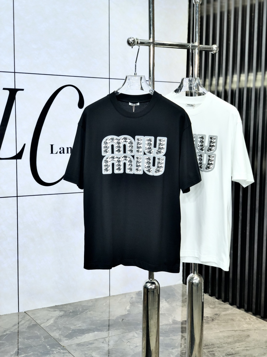 NO:502406,miumiu.2025 spring and summer new style first-time counter latest short-sleeved round-neck T-shirt, high-end customization, avant-garde and fashionable design!  Brand logo heavy craft design, high-end customized mercerated cloud cotton fabric, soft feel, comfortable to wear, exquisite counter-level car line. K fine workmanship, invincible and handsome upper body effect!  A must-have item for handsome men!  Count M-3XL. m wear 175/130.,,miumiu,T-shirt,tees,t-shirt,alexander wang19860909miumiu.2025春夏新款首发专柜最新款短袖圆领T恤 高端订制 设计前卫时尚！品牌logo重工艺设计 高端定制丝光云朵棉面料.手感柔软.穿着舒适.专柜级别精致车线.k做工精细.上身效果无敌帅气！型男必备单品！ 码数M-3XL. m穿175/130.,,miumiu,T-shirt,tees，t-shirt,alexander wang,Men's clothing