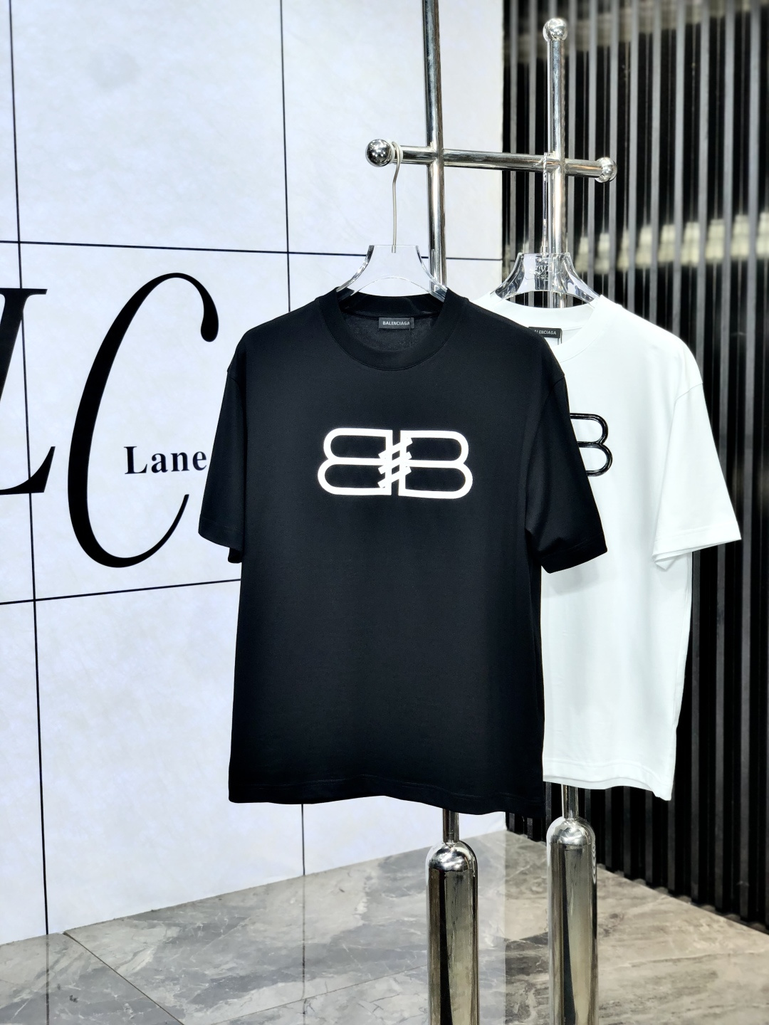 NO:502388,Balenciaga. The latest short-sleeved round-neck T-shirt in the first 2025 spring and summer new style, the latest short-sleeved round-neck T-shirt is high-end customized, and the design is avant-garde and fashionable!  Brand logo heavy craft design, high-end customized mercerated cloud cotton fabric, soft feel, comfortable to wear, exquisite counter-level car line. K fine workmanship, invincible and handsome upper body effect!  A must-have item for handsome men!  Count M-3XL. m wear 175/130.,,balenciaga,T-shirt,tees,t-shirt,alexander wang19860909巴黎世家.2025春夏新款首发专柜最新款短袖圆领T恤 高端订制 设计前卫时尚！品牌logo重工艺设计 高端定制丝光云朵棉面料.手感柔软.穿着舒适.专柜级别精致车线.k做工精细.上身效果无敌帅气！型男必备单品！ 码数M-3XL. m穿175/130.,,balenciaga,T-shirt,tees，t-shirt,alexander wang,Men's clothing