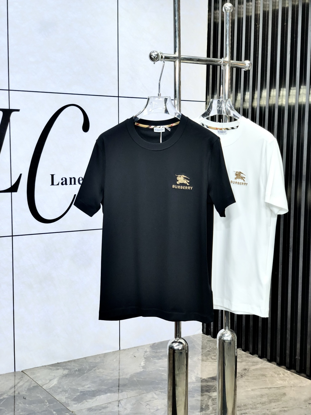 NO:502391,Burberry. The latest short-sleeved round-neck T-shirt in the first 2025 spring and summer new style, the latest short-sleeved round-neck T-shirt in the counter, high-end customization, avant-garde and fashionable design!  Brand logo heavy craft design, high-end customized mercerated cloud cotton fabric, soft feel, comfortable to wear, exquisite counter-level car line. K fine workmanship, invincible and handsome upper body effect!  A must-have item for handsome men!  Count M-3XL. m wear 175/130., burberry, T-shirt,tees, t-shirt,alexander wang19860909巴宝莉.2025春夏新款首发专柜最新款短袖圆领T恤 高端订制 设计前卫时尚！品牌logo重工艺设计 高端定制丝光云朵棉面料.手感柔软.穿着舒适.专柜级别精致车线.k做工精细.上身效果无敌帅气！型男必备单品！ 码数M-3XL. m穿175/130.,,burberry,T-shirt,tees，t-shirt,alexander wang,Men's clothing