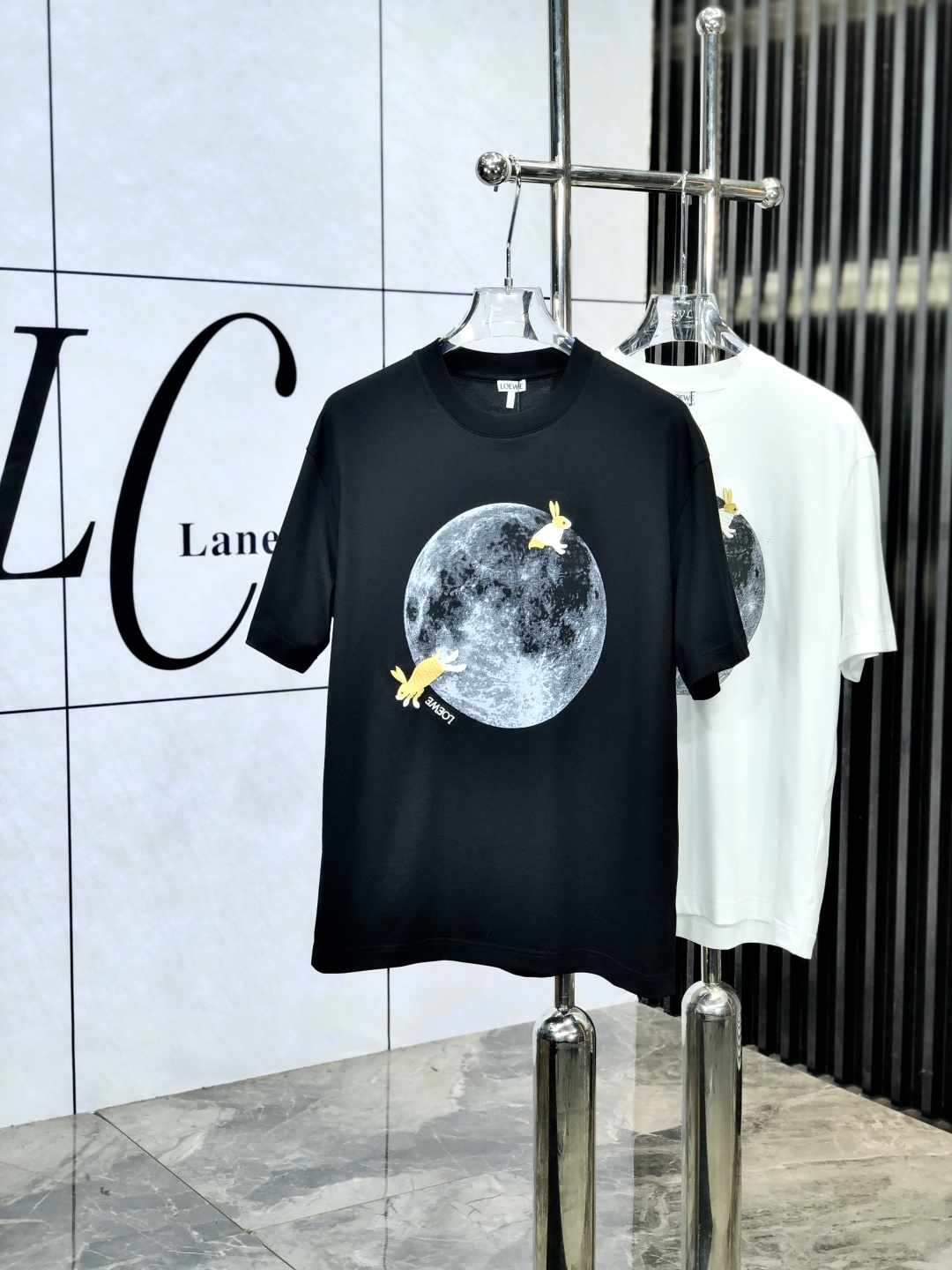 NO:160692,.Luo Yiwei. The latest short-sleeved round-neck T-shirt in the first 2025 spring and summer new style first-time counter, high-end customization, avant-garde and fashionable design!  Brand logo heavy craft design, high-end customized mercerated cloud cotton fabric, soft feel, comfortable to wear, exquisite counter-level car line, fine workmanship, invincible and handsome upper body effect!  A must-have item for handsome men!  Count M-3XL. m wear 175/130, loewe, T-shirt,tees, t-shirt,alexander wang19860909.罗意威.2025春夏新款首发专柜最新款短袖圆领T恤 高端订制 设计前卫时尚！品牌logo重工艺设计 高端定制丝光云朵棉面料.手感柔软.穿着舒适.专柜级别精致车线.ym做工精细.上身效果无敌帅气！型男必备单品！ 码数M-3XL. m穿175/130,,loewe,T-shirt,tees，t-shirt,alexander wang,Men's clothing