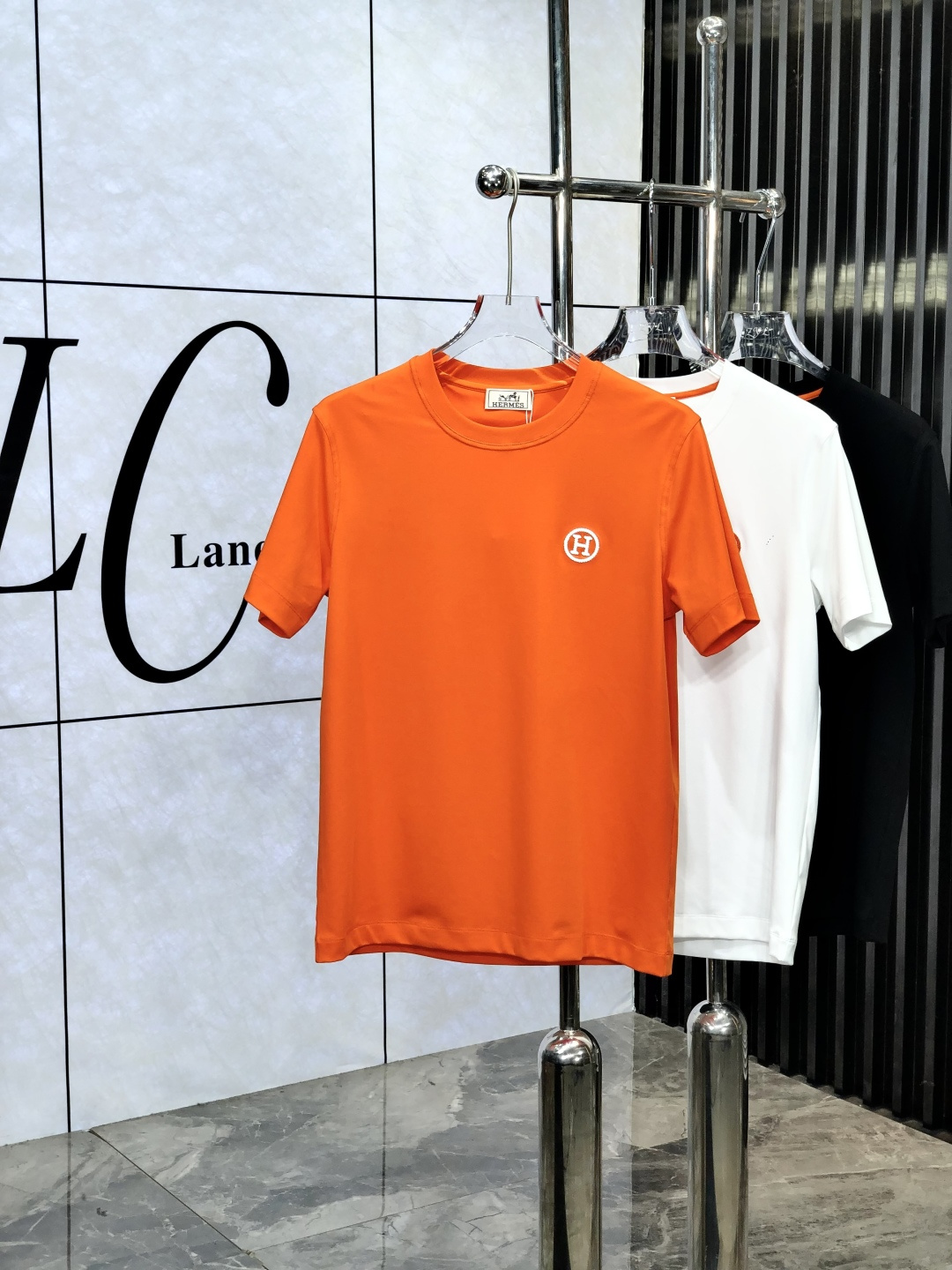 NO:160696,.Hermes. The latest short-sleeved round-neck T-shirt in the first 2025 spring and summer new style, the latest short-sleeved round-neck T-shirt in the counter, high-end customization, avant-garde and fashionable design!  Brand logo heavy craft design, high-end customized mercerated cloud cotton fabric, soft feel, comfortable to wear, exquisite counter-level car line, fine workmanship, invincible and handsome upper body effect!  A must-have item for handsome men!  Count M-3XL. m wear 175/130, hermes, T-shirt,tees, t-shirt,alexander wang19860909.爱马仕.2025春夏新款首发专柜最新款短袖圆领T恤 高端订制 设计前卫时尚！品牌logo重工艺设计 高端定制丝光云朵棉面料.手感柔软.穿着舒适.专柜级别精致车线.ym做工精细.上身效果无敌帅气！型男必备单品！ 码数M-3XL. m穿175/130,,hermes,T-shirt,tees，t-shirt,alexander wang,Men's clothing