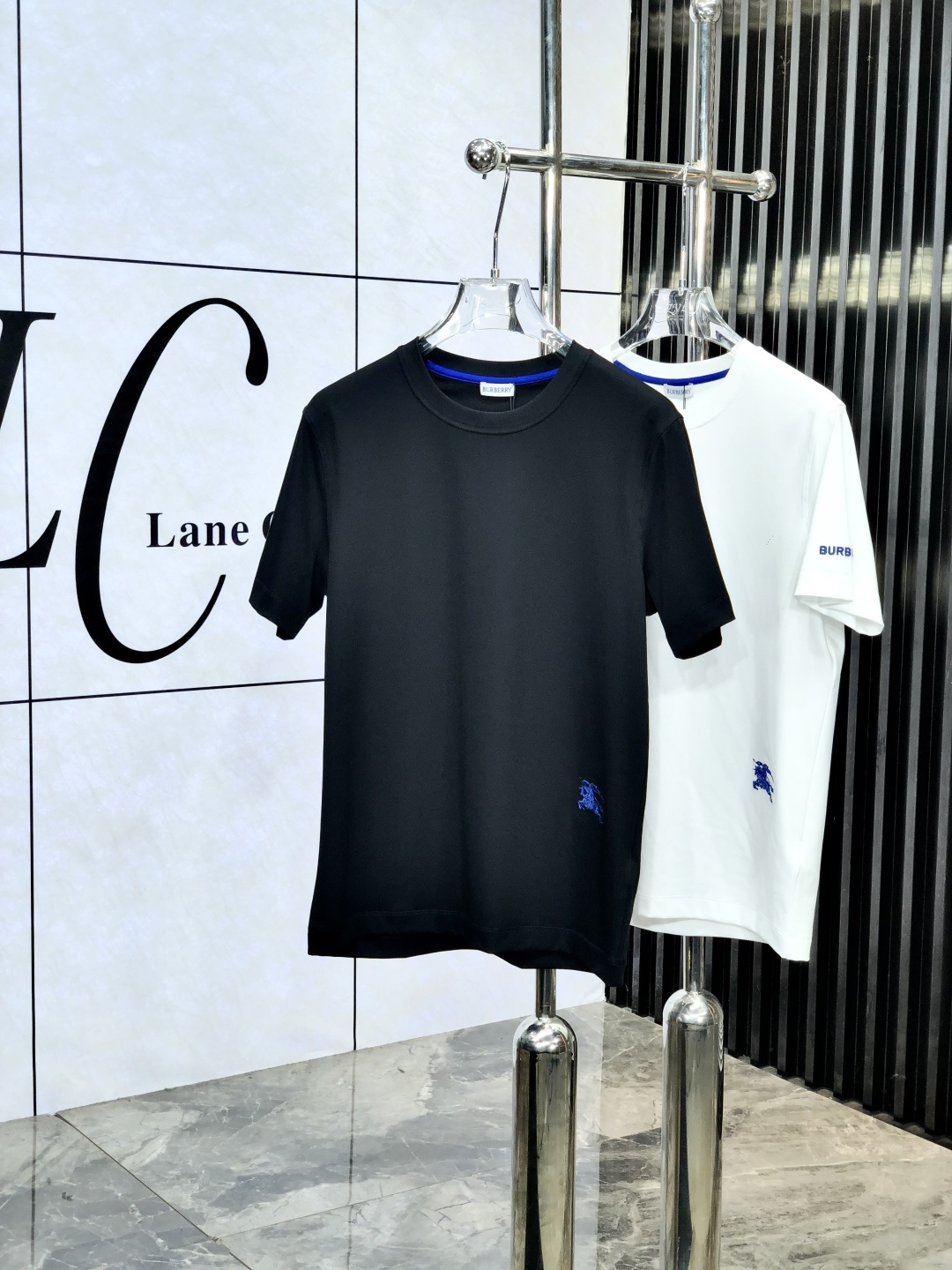 NO:160698,.Burberry.2025 spring and summer new style first-time counter latest short-sleeved round-neck T-shirt, high-end customization, avant-garde and fashionable design!  Brand logo heavy craft design, high-end customized mercerated cloud cotton fabric, soft feel, comfortable to wear, exquisite counter-level car line, fine workmanship, invincible and handsome upper body effect!  A must-have item for handsome men!  Count M-3XL. m wear 175/130, burberry, T-shirt,tees, t-shirt,alexander wang19860909.巴宝莉.2025春夏新款首发专柜最新款短袖圆领T恤 高端订制 设计前卫时尚！品牌logo重工艺设计 高端定制丝光云朵棉面料.手感柔软.穿着舒适.专柜级别精致车线.ym做工精细.上身效果无敌帅气！型男必备单品！ 码数M-3XL. m穿175/130,,burberry,T-shirt,tees，t-shirt,alexander wang,Men's clothing