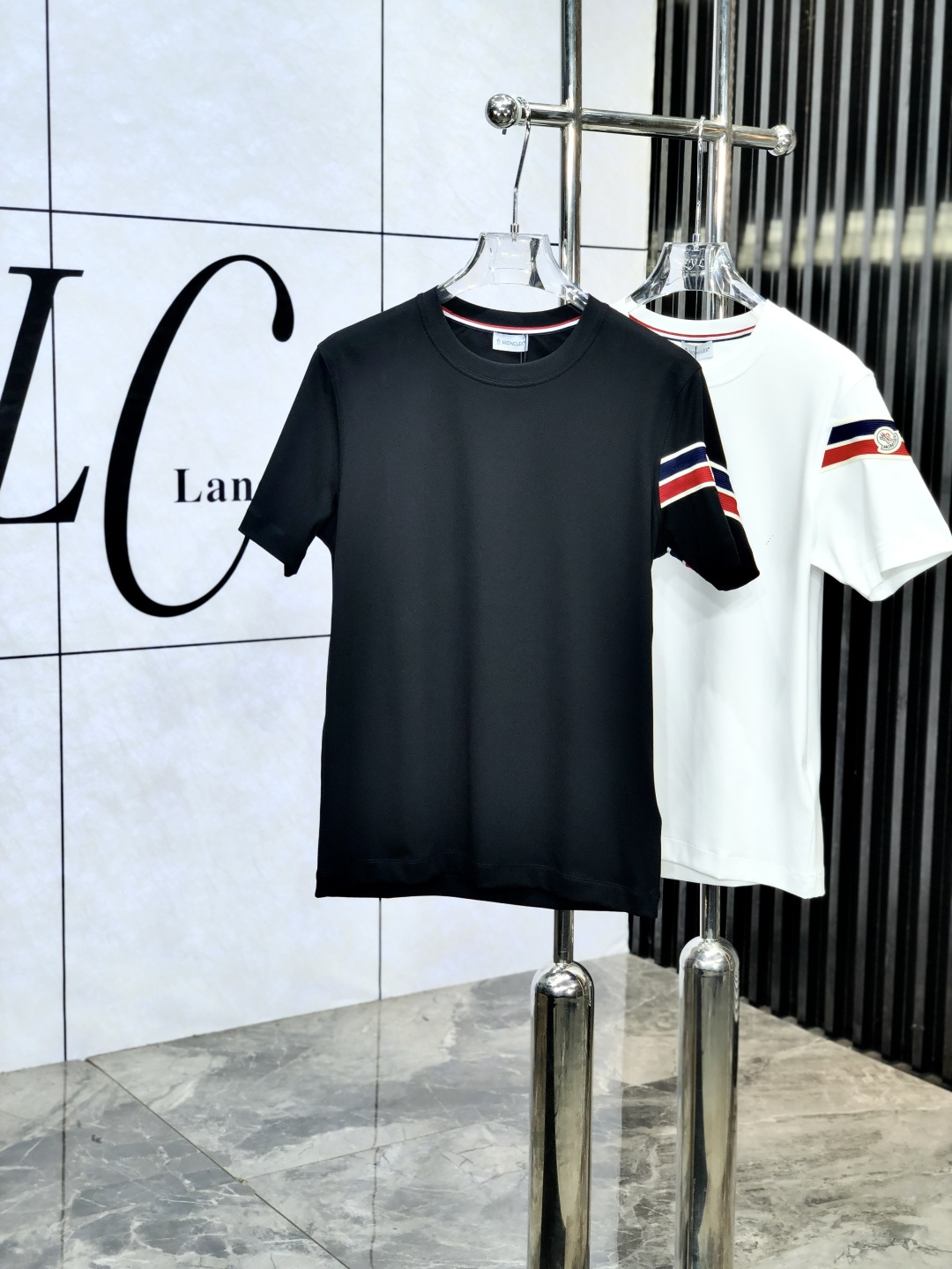 NO:160700,.录口. The latest short-sleeved round-neck T-shirt in the first spring and summer 2025 new spring and summer counter, high-end customization, avant-garde and fashionable design!  Brand logo heavy craft design, high-end customized mercerated cloud cotton fabric, soft feel, comfortable to wear, exquisite counter-level car line, fine workmanship, invincible and handsome upper body effect!  A must-have item for handsome men!  Count M-3XL. m wear 175/130, Moncler, T-shirt,tees, t-shirt,alexander wang19860909.蒙口.2025春夏新款首发专柜最新款短袖圆领T恤 高端订制 设计前卫时尚！品牌logo重工艺设计 高端定制丝光云朵棉面料.手感柔软.穿着舒适.专柜级别精致车线.ym做工精细.上身效果无敌帅气！型男必备单品！ 码数M-3XL. m穿175/130,,Moncler,T-shirt,tees，t-shirt,alexander wang,Men's clothing