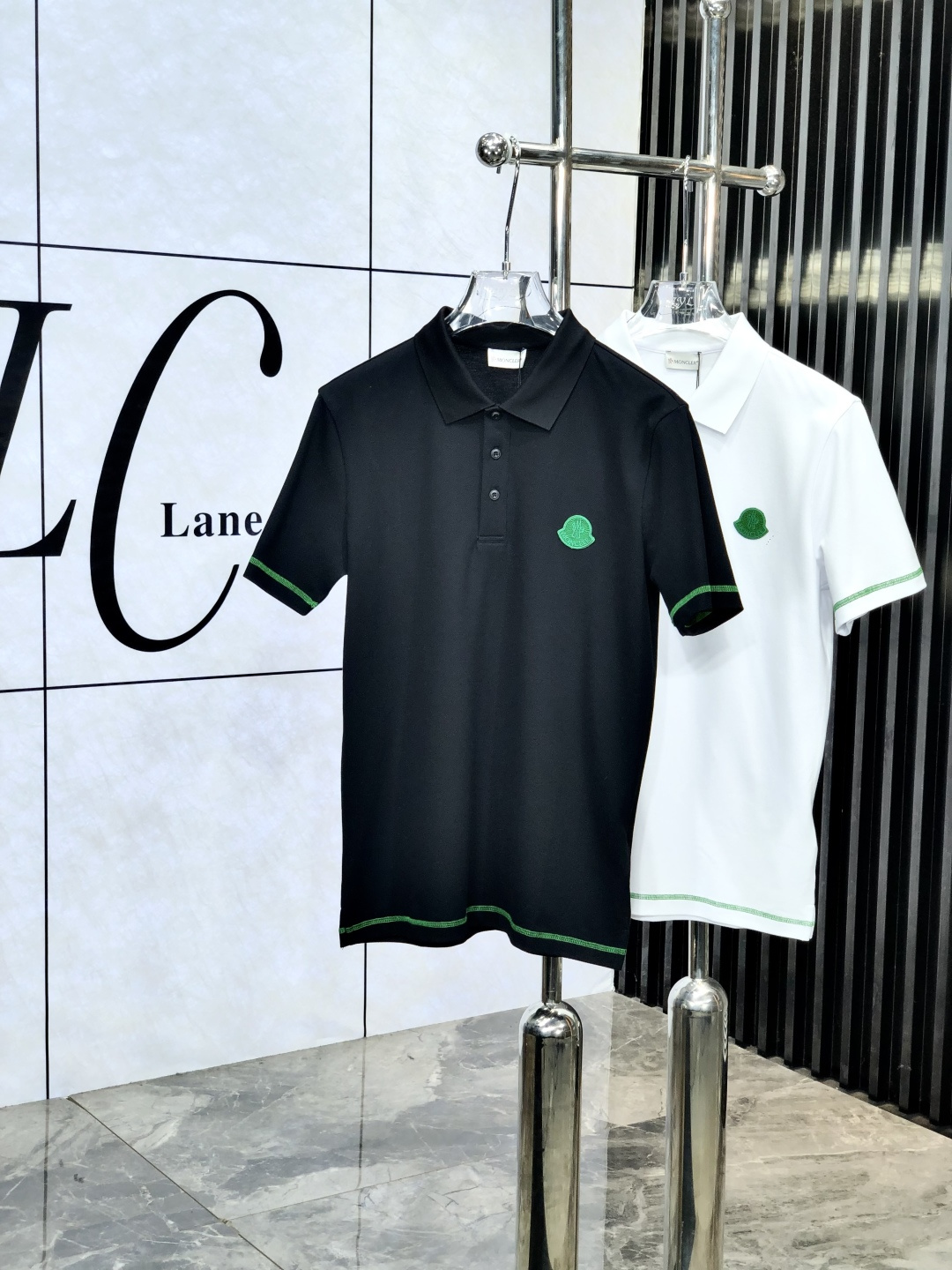 NO:160702,.The 2025 spring and summer new men's logo short-sleeved polo shirt continues the classic business casual lapel POLO shirt. This Polo shirt is made of mercerized double-sided cotton bead floor fabric, and the timeless design can transcend fashion trends. The classic style, the ym brand LOGO three-dimensional and unique, making the overall more detailed. The combination style, the fabric is made of all-cotton beaded material, comfortable, skin-friendly, breathable, and is a very practical wear for daily commuting and leisure. Highly recommended. Size M-3XL m wear 175/130, Moncler, T-shirt, alexander wang19860909.蒙口.2025春夏新款男士标识短袖polo衫,延续经典商务休闲翻领POLO恤.该款Polo衫采用丝光双面棉质珠地面料制成,隽永设计可跨越时尚潮流.经典款型,ym品牌LOGO立体别致,让整体更具细节感 合体的版型,面料采用全棉珠地料,舒适,亲肤,透气好,平时通勤休闲都很实穿的一款 强烈推荐.尺码M-3XL m穿175/130,,Moncler,T-shirt,alexander wang,Men's clothing