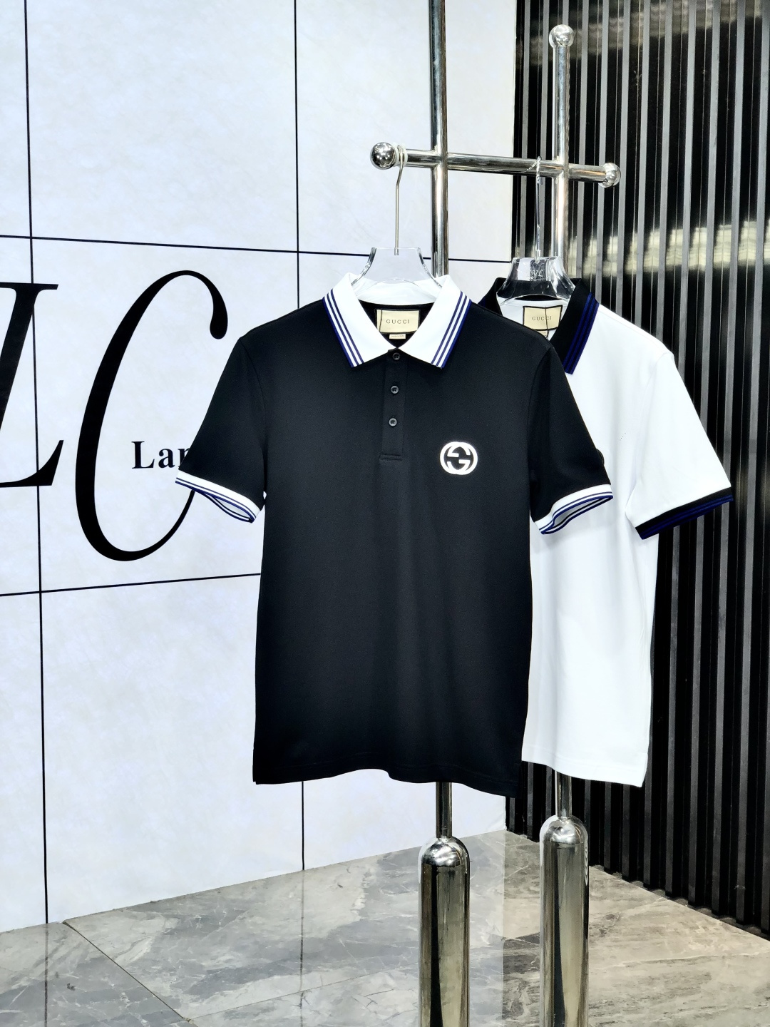 NO:160704,.Gucci.2025 spring and summer new men's logo short-sleeved polo shirt, continuing the classic business casual lapel POLO shirt. This Polo shirt is made of mercerized double-sided cotton bead floor fabric, and the timeless design can transcend fashion trends. The classic style, ym brand LOGO three-dimensional and unique, making the overall more detailed. The combination style, the fabric is made of cotton beaded material, comfortable, skin-friendly, breathable, and is a very practical wear for daily commuting and leisure. Highly recommended. Size M-3XL m wear 175/130, gucci, T-shirt, alexander wang19860909.Gucci.2025春夏新款男士标识短袖polo衫,延续经典商务休闲翻领POLO恤.该款Polo衫采用丝光双面棉质珠地面料制成,隽永设计可跨越时尚潮流.经典款型,ym品牌LOGO立体别致,让整体更具细节感 合体的版型,面料采用全棉珠地料,舒适,亲肤,透气好,平时通勤休闲都很实穿的一款 强烈推荐.尺码M-3XL m穿175/130,,gucci,T-shirt,alexander wang,Men's clothing