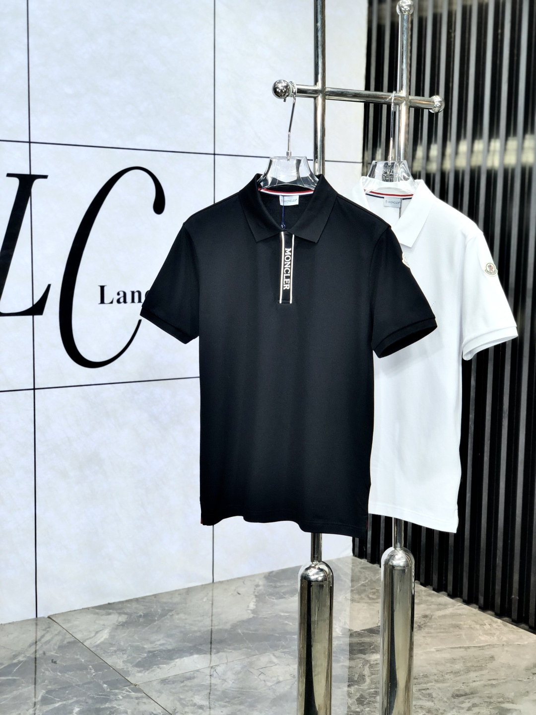 NO:160706,.The 2025 spring and summer new men's logo short-sleeved polo shirt continues the classic business casual lapel POLO shirt. This Polo shirt is made of mercerized double-sided cotton bead floor fabric, and the timeless design can transcend fashion trends. The classic style, the ym brand LOGO three-dimensional and unique, making the overall more detailed. The combination style, the fabric is made of all-cotton beaded material, comfortable, skin-friendly, breathable, and is a very practical wear for daily commuting and leisure. Highly recommended. Size M-3XL m wear 175/130, Moncler, T-shirt, alexander wang19860909.蒙口.2025春夏新款男士标识短袖polo衫,延续经典商务休闲翻领POLO恤.该款Polo衫采用丝光双面棉质珠地面料制成,隽永设计可跨越时尚潮流.经典款型,ym品牌LOGO立体别致,让整体更具细节感 合体的版型,面料采用全棉珠地料,舒适,亲肤,透气好,平时通勤休闲都很实穿的一款 强烈推荐.尺码M-3XL m穿175/130,,Moncler,T-shirt,alexander wang,Men's clothing