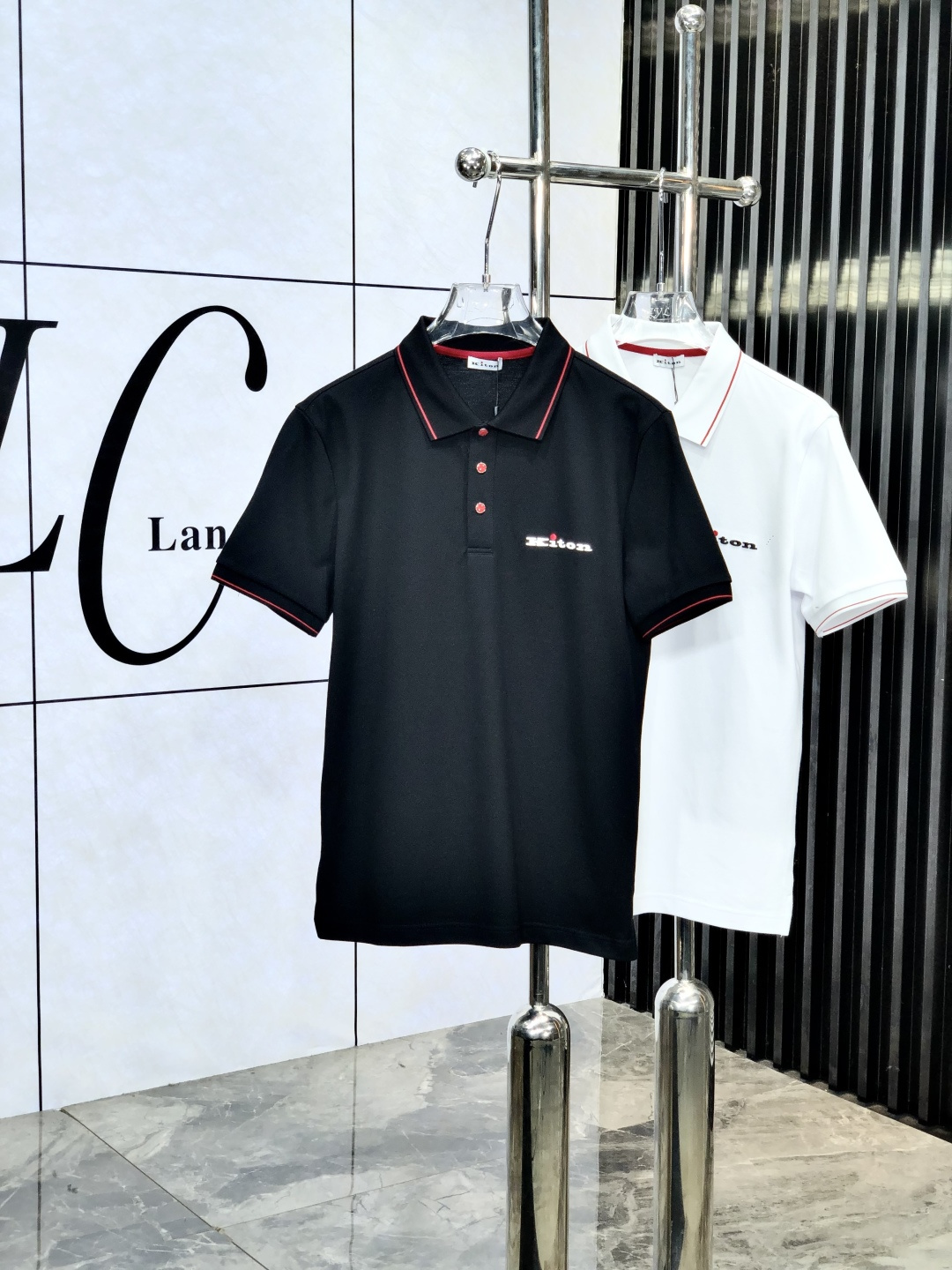 NO:160708,.kiton.2025 spring and summer new men's logo short-sleeved polo shirt, continuing the classic business casual lapel POLO shirt. This Polo shirt is made of mercerized double-sided cotton bead floor fabric, and the timeless design can transcend fashion trends. The classic style, ym brand LOGO three-dimensional and unique, making the overall more detailed. The combination style, the fabric is made of cotton beaded material, comfortable, skin-friendly, breathable, and is a very practical wear for daily commuting and leisure. Highly recommended. Size M-3XL m wear 175/130, T-shirt, alexander wang19860909.kiton.2025春夏新款男士标识短袖polo衫,延续经典商务休闲翻领POLO恤.该款Polo衫采用丝光双面棉质珠地面料制成,隽永设计可跨越时尚潮流.经典款型,ym品牌LOGO立体别致,让整体更具细节感 合体的版型,面料采用全棉珠地料,舒适,亲肤,透气好,平时通勤休闲都很实穿的一款 强烈推荐.尺码M-3XL m穿175/130,,T-shirt,alexander wang,Men's clothing