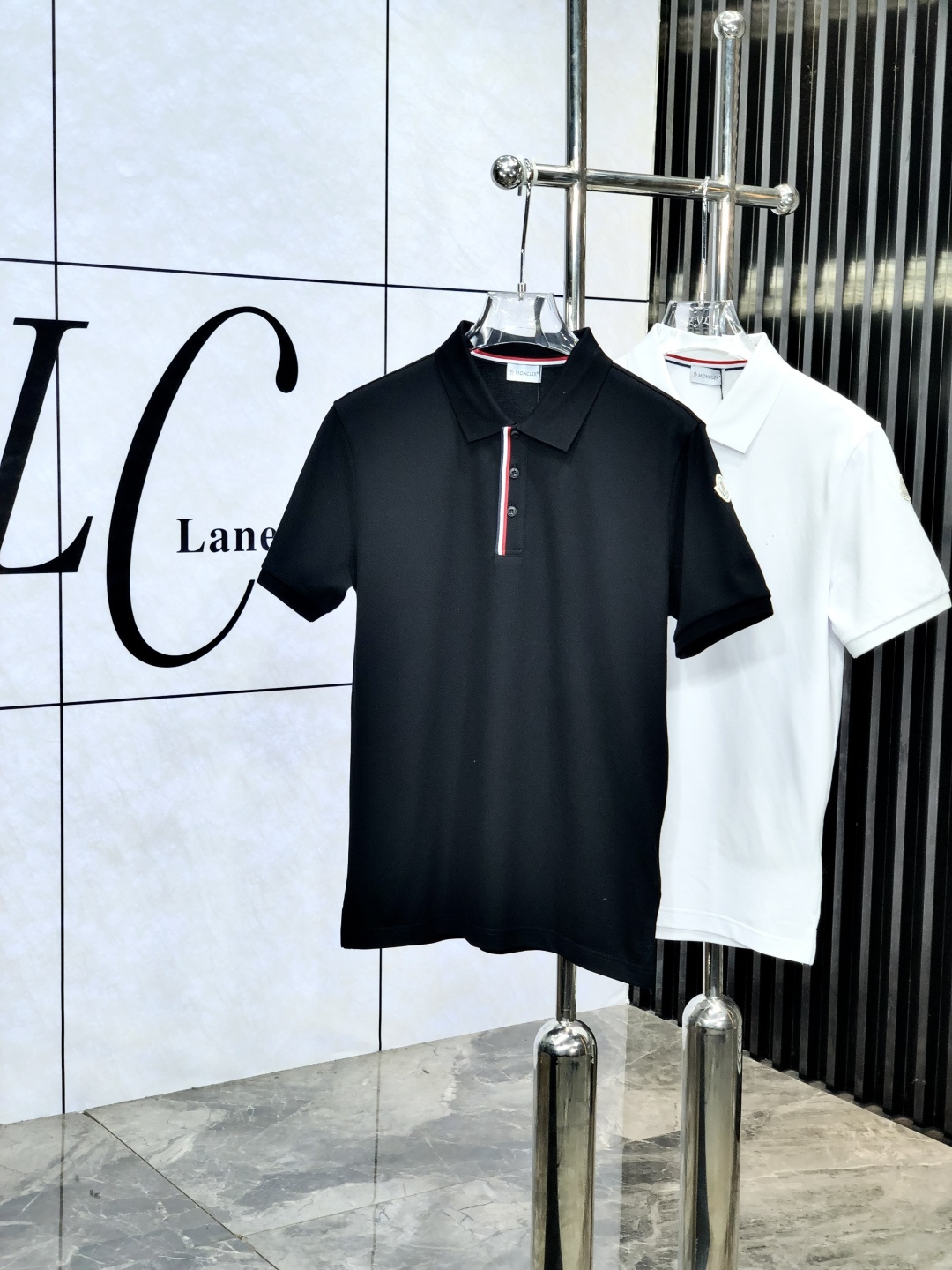 NO:160711,.The 2025 spring and summer new men's logo short-sleeved polo shirt continues the classic business casual lapel POLO shirt. This Polo shirt is made of mercerized double-sided cotton bead floor fabric, and the timeless design can transcend fashion trends. The classic style, the ym brand LOGO three-dimensional and unique, making the overall more detailed. The combination style, the fabric is made of all-cotton beaded material, comfortable, skin-friendly, breathable, and is a very practical wear for daily commuting and leisure. Highly recommended. Size M-3XL m wear 175/130, Moncler, T-shirt, alexander wang19860909.蒙口.2025春夏新款男士标识短袖polo衫,延续经典商务休闲翻领POLO恤.该款Polo衫采用丝光双面棉质珠地面料制成,隽永设计可跨越时尚潮流.经典款型,ym品牌LOGO立体别致,让整体更具细节感 合体的版型,面料采用全棉珠地料,舒适,亲肤,透气好,平时通勤休闲都很实穿的一款 强烈推荐.尺码M-3XL m穿175/130,,Moncler,T-shirt,alexander wang,Men's clothing