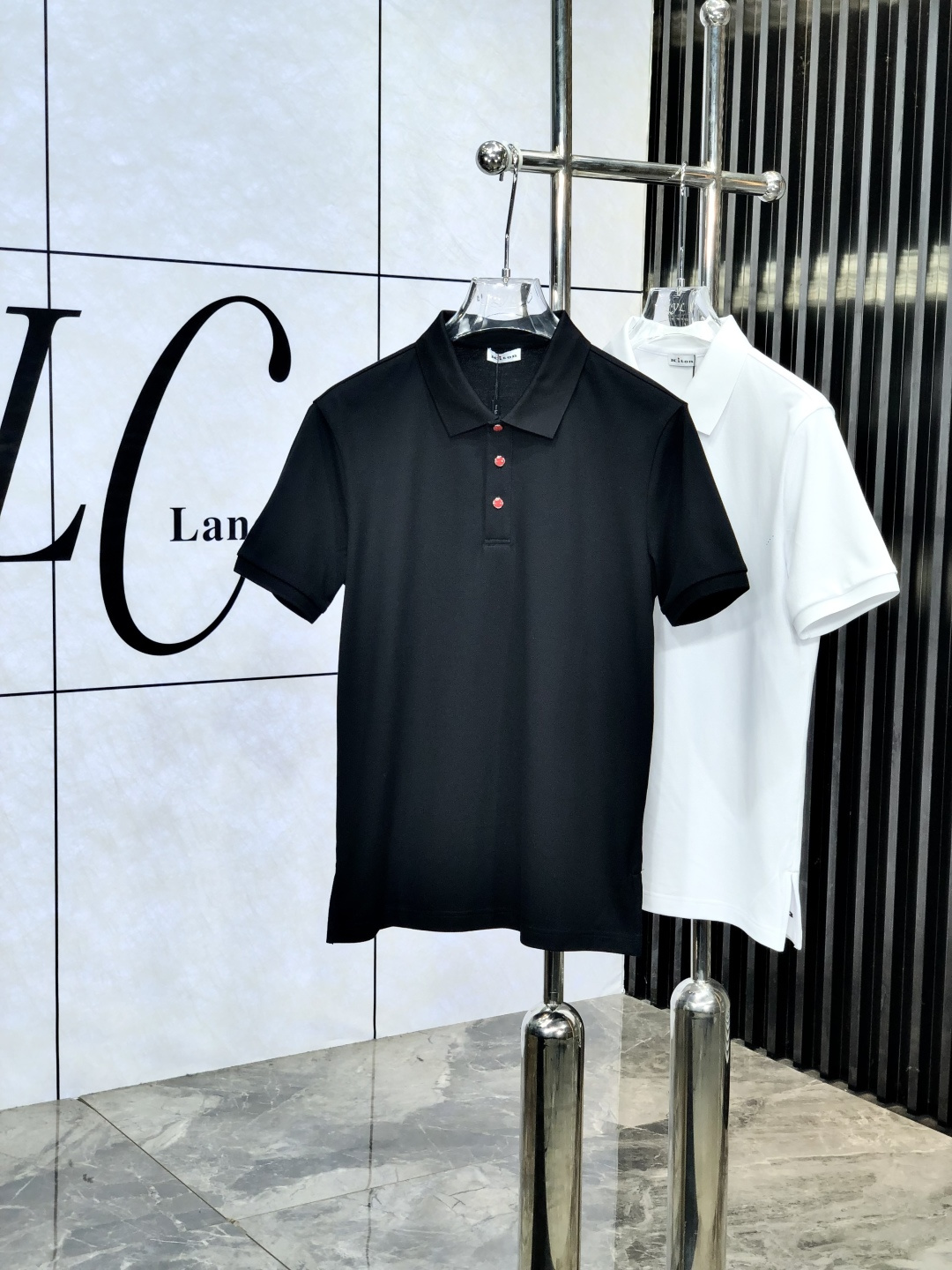 NO:160693,.kiton.2025 spring and summer new men's logo short-sleeved polo shirt, continuing the classic business casual lapel POLO shirt. This Polo shirt is made of mercerized double-sided cotton bead floor fabric, and the timeless design can transcend fashion trends. The classic style, ym brand LOGO three-dimensional and unique, making the overall more detailed. The combination style, the fabric is made of cotton beaded material, comfortable, skin-friendly, breathable, and is a very practical wear for daily commuting and leisure. Highly recommended. Size M-3XL m wear 175/130, T-shirt, alexander wang19860909.kiton.2025春夏新款男士标识短袖polo衫,延续经典商务休闲翻领POLO恤.该款Polo衫采用丝光双面棉质珠地面料制成,隽永设计可跨越时尚潮流.经典款型,ym品牌LOGO立体别致,让整体更具细节感 合体的版型,面料采用全棉珠地料,舒适,亲肤,透气好,平时通勤休闲都很实穿的一款 强烈推荐.尺码M-3XL m穿175/130,,T-shirt,alexander wang,Men's clothing