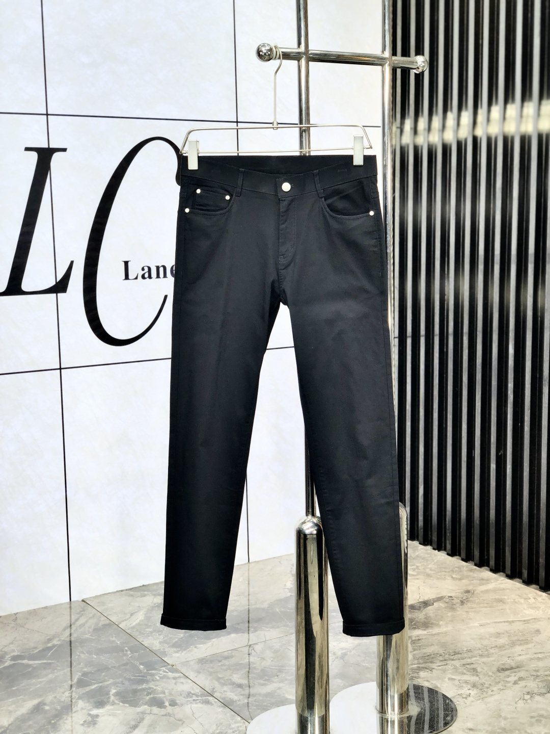 NO:421345,.Prada.2025 spring and summer high-end fashion sense, super soft denim fabric, light-colored washing jeans. The fabric is very special, super fine imitation cotton yarn blend, super soft and comfortable. It has a casual and casual sense of denim, and also has a relaxed and fashionable feeling. The cloth is refreshing, slightly stretchy, super soft and long-lasting, the whole pants are all traditional hand-wiping technology, natural stone grinding and light fermentation washing. Details are exquisite. Size 29-38,,prada,jeans,alexander wang19860909.普拉达.2025春夏高级时装感,超柔牛仔面料 , 浅色洗水牛仔裤. 面料很特殊,超细精仿棉纱混纺,超柔舒适感. 具备牛仔随性感 ,休闲感 ,m8亦有轻松感 ,时尚感. 布面清爽,微弹力,超柔穿着时间长, 整条裤子全传统手擦工艺,自然石磨轻酵洗水.细节精致感. 尺码29-38,,prada,jeans,alexander wang,Men's clothing