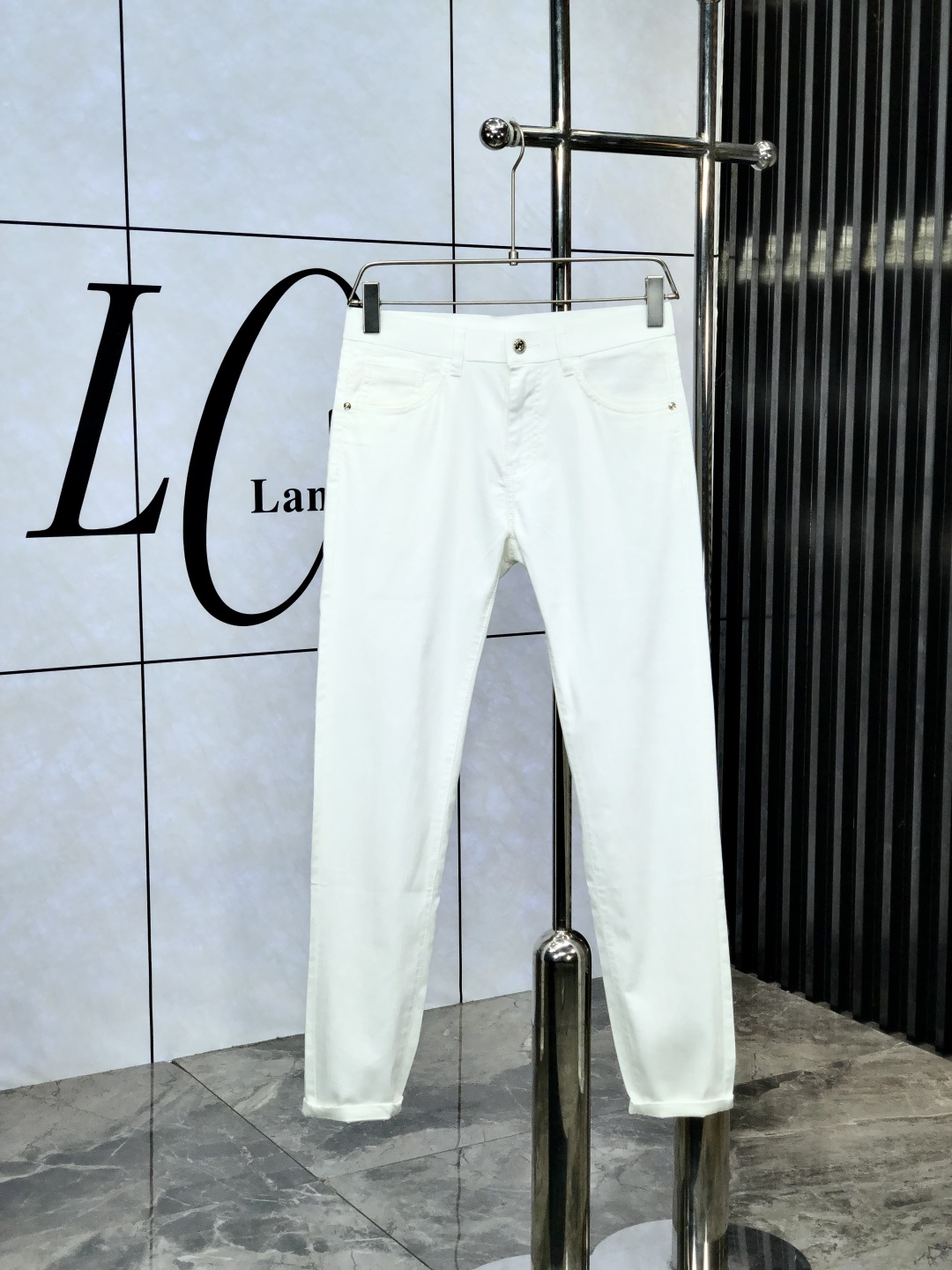 NO:421354,.Lv.2025 spring and summer high-end fashion sense, super soft denim fabric, light-colored washing jeans. The fabric is very special, super fine imitation cotton yarn blend, super soft and comfortable. It has a casual denim, casual feeling, and m8 also has a relaxed and fashionable feeling. The cloth is refreshing, slightly stretchy, super soft wearing time, the whole pants are all traditional hand-wiping technology, natural stone grinding and light fermentation washing. Details are exquisite. Size 29-38,,louis vuitton, jeans, alexander wang19860909.Lv.2025春夏高级时装感,超柔牛仔面料 , 浅色洗水牛仔裤. 面料很特殊,超细精仿棉纱混纺,超柔舒适感. 具备牛仔随性感 ,休闲感 ,m8亦有轻松感 ,时尚感. 布面清爽,微弹力,超柔穿着时间长, 整条裤子全传统手擦工艺,自然石磨轻酵洗水.细节精致感. 尺码29-38,,louis vuitton,jeans,alexander wang,Men's clothing