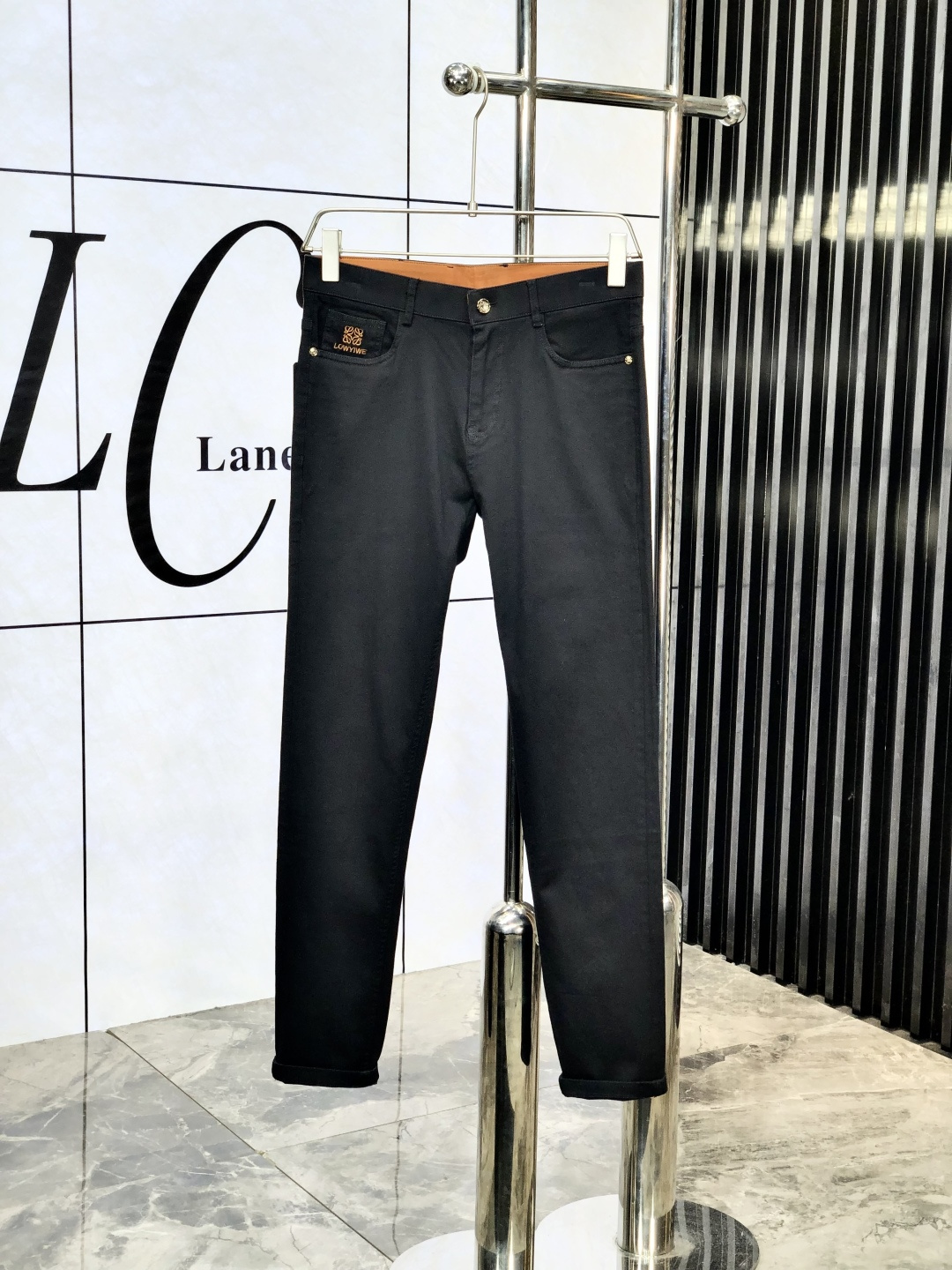 NO:421363,.Luo Yiwei. 2025 spring and summer high-end fashion sense, super soft denim fabric, light-colored washing jeans. The fabric is very special, super fine imitation cotton yarn blend, super soft and comfortable. It has a casual denim, casual feeling, and m8 also has a relaxed and fashionable feeling. The cloth is refreshing, slightly stretchy, super soft wearing time, the whole pants are all traditional hand-wiping technology, natural stone grinding and light fermentation washing. Details are exquisite. Size 29-38,,loewe, jeans, alexander wang19860909.罗意威.2025春夏高级时装感,超柔牛仔面料 , 浅色洗水牛仔裤. 面料很特殊,超细精仿棉纱混纺,超柔舒适感. 具备牛仔随性感 ,休闲感 ,m8亦有轻松感 ,时尚感. 布面清爽,微弹力,超柔穿着时间长, 整条裤子全传统手擦工艺,自然石磨轻酵洗水.细节精致感. 尺码29-38,,loewe,jeans,alexander wang,Men's clothing