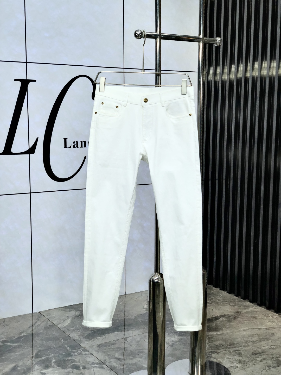 NO:421374,.D&G.2025 spring and summer high-end fashion sense, super soft denim fabric, light-colored washing jeans. The fabric is very special, super fine imitation cotton yarn blend, super soft and comfortable. It has a casual denim, casual feeling, and m8 also has a relaxed and fashionable feeling. The fabric is refreshing, slightly stretchy, super soft wearing time, the whole pants are all traditional hand-wiping technology, natural stone grinding and light fermentation washing. Details are exquisite. Size 29-38,, Dolce&Gabbana, jeans, alexander wang19860909.D&G.2025春夏高级时装感,超柔牛仔面料 , 浅色洗水牛仔裤. 面料很特殊,超细精仿棉纱混纺,超柔舒适感. 具备牛仔随性感 ,休闲感 ,m8亦有轻松感 ,时尚感. 布面清爽,微弹力,超柔穿着时间长, 整条裤子全传统手擦工艺,自然石磨轻酵洗水.细节精致感. 尺码29-38,,Dolce&Gabbana,jeans,alexander wang,Men's clothing