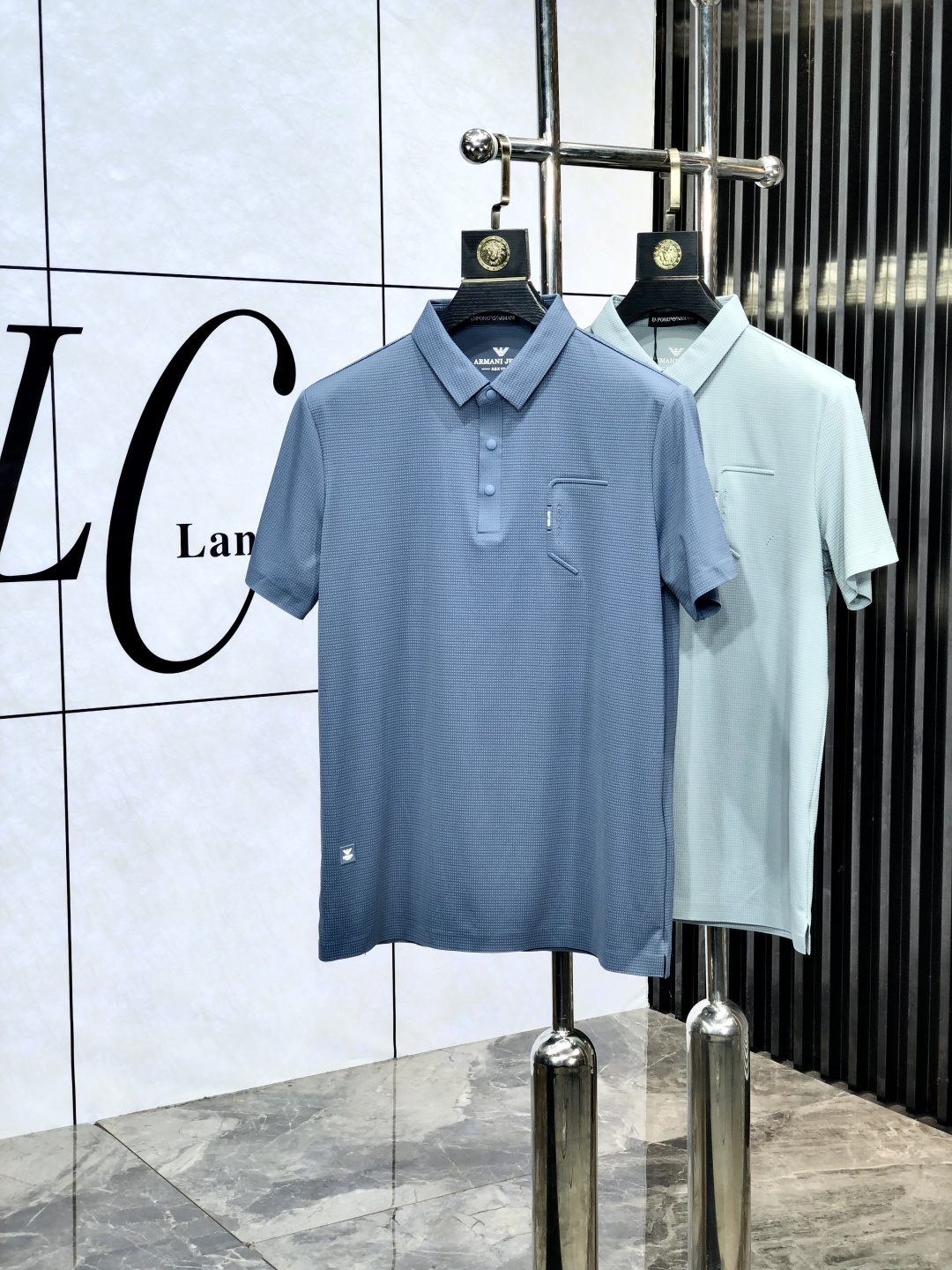 NO:421384,.Amani. 2025 spring and summer new men's logo short-sleeved polo shirt, continuing the classic business casual lapel POLO shirt. This Polo shirt is made of mercerized bead floor fabric, and the timeless design can transcend fashion trends. w classic style, brand LOGO three-dimensional and unique, making the overall more detailed. 3-combination style, the fabric is made of cotton bead floor material, comfortable, skin-friendly, breathable, and is a very practical style for daily commuting and leisure. Highly recommended. Size M-4XL m wear 175/130,,armani, T-shirt, alexander wang19860909.阿玛尼.2025春夏新款男士标识短袖polo衫,延续经典商务休闲翻领POLO恤.该款Polo衫采用丝光珠地面料制成,隽永设计可跨越时尚潮流.w经典款型,品牌LOGO立体别致,让整体更具细节感 3合体的版型,面料采用全棉珠地料,舒适,亲肤,透气好,平时通勤休闲都很实穿的一款 强烈推荐.尺码M-4XL m穿175/130,,armani,T-shirt,alexander wang,Men's clothing