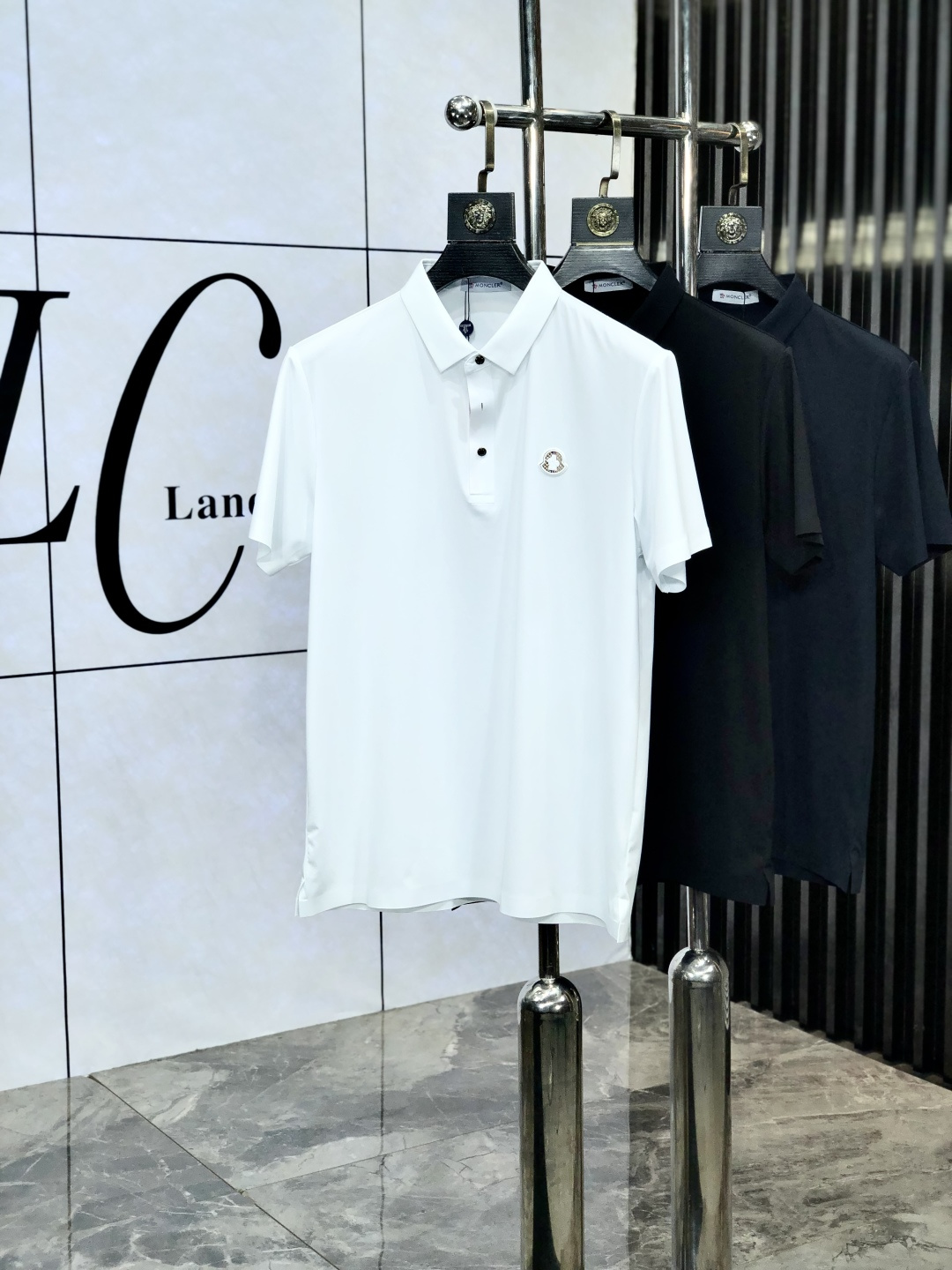 NO:421339,.The 2025 spring and summer new men's logo short-sleeved polo shirt continues the classic business casual lapel POLO shirt. This Polo shirt is made of mercerized bead floor fabric, and the timeless design can transcend fashion trends. w classic style, the brand LOGO three-dimensional and unique, making the overall more detailed. 3-combination style, the fabric is made of cotton bead floor material, comfortable, skin-friendly, breathable, and is a very practical style for daily commuting and leisure. Highly recommended. Size M-4XL m wear 175/130, Moncler, T-shirt, alexander wang19860909.蒙口.2025春夏新款男士标识短袖polo衫,延续经典商务休闲翻领POLO恤.该款Polo衫采用丝光珠地面料制成,隽永设计可跨越时尚潮流.w经典款型,品牌LOGO立体别致,让整体更具细节感 3合体的版型,面料采用全棉珠地料,舒适,亲肤,透气好,平时通勤休闲都很实穿的一款 强烈推荐.尺码M-4XL m穿175/130,,Moncler,T-shirt,alexander wang,Men's clothing