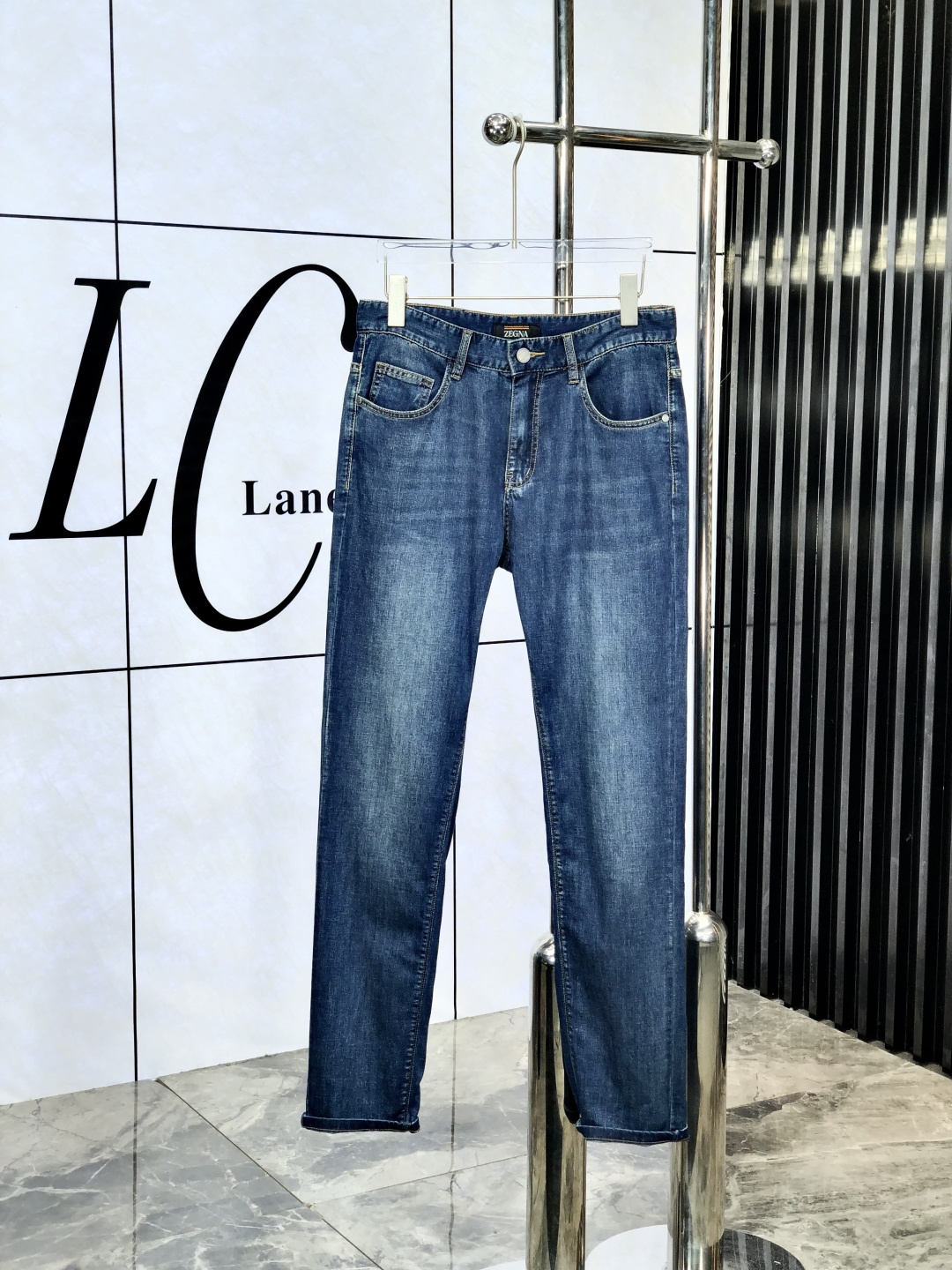 NO:137029,.Jenia. 2025 spring and summer high-end fashion sense, super soft denim fabric, light-colored washing jeans. The fabric is very special, super fine imitation cotton yarn blend, super soft and comfortable. It has a casual denim, d casual feeling, and L also has a relaxed and fashionable feeling. The cloth is refreshing, slightly stretchy, super soft wearing time, the whole pants are all traditional hand-wiping technology, natural stone grinding and light fermentation washing. Details are exquisite. Size 29-38,,zegna, jeans, alexander wang19860909.杰尼亚.2025春夏高级时装感,超柔牛仔面料 , 浅色洗水牛仔裤. 面料很特殊,超细精仿棉纱混纺,超柔舒适感. 具备牛仔随性感 ,d休闲感 ,L亦有轻松感 ,时尚感. 布面清爽,微弹力,超柔穿着时间长, 整条裤子全传统手擦工艺,自然石磨轻酵洗水.细节精致感. 尺码29-38,,zegna,jeans,alexander wang,Men's clothing