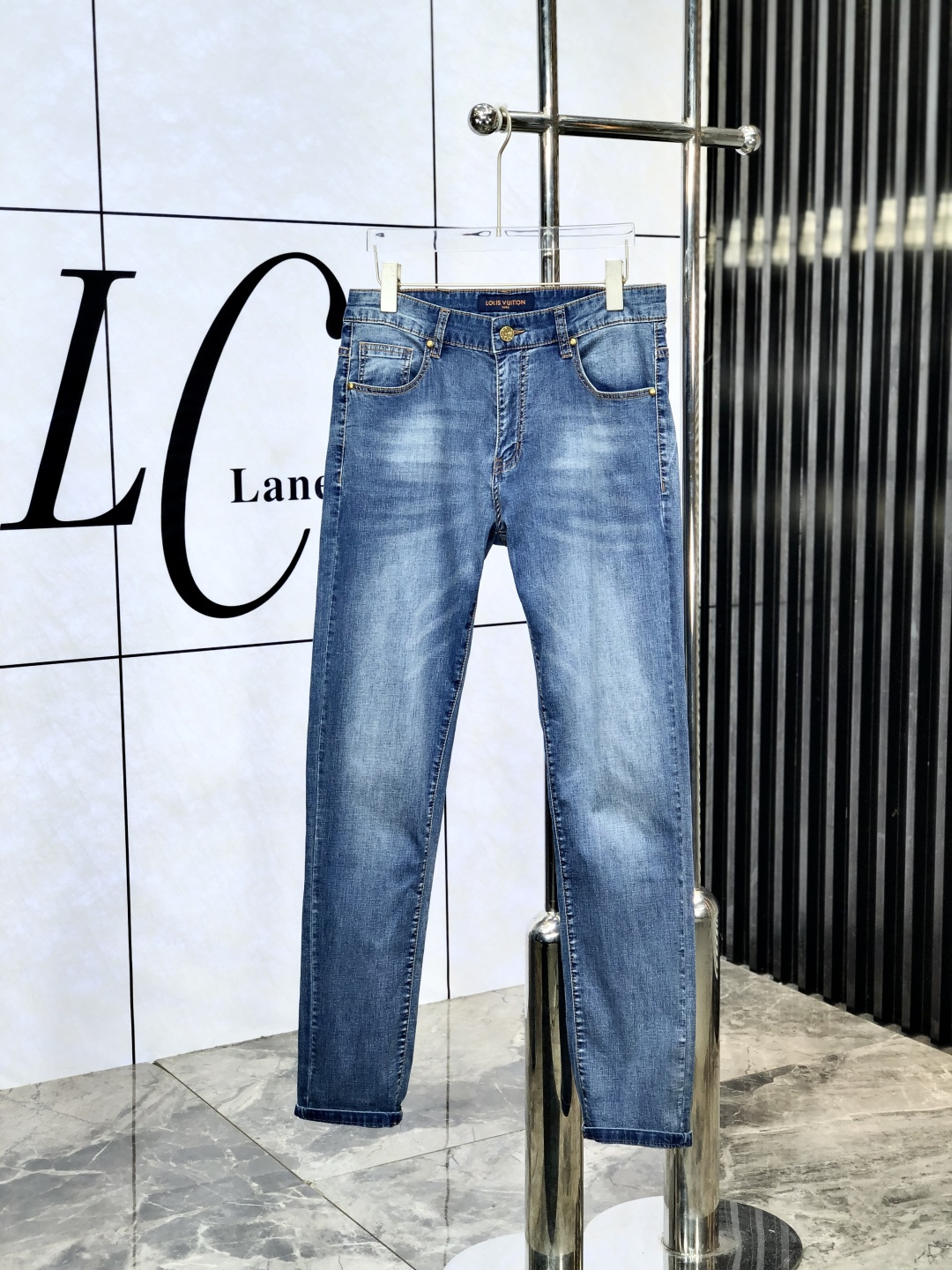 NO:137031,.Lv.2025 spring and summer high-end fashion sense, super soft denim fabric, light-colored washing jeans. The fabric is very special, super fine imitation cotton yarn blend, super soft and comfortable. It has a casual denim, d casual feeling, and L also has a relaxed and fashionable feeling. The cloth is refreshing, slightly stretchy, super soft wearing time, the whole pants are all traditional hand-wiping technology, natural stone grinding and light fermentation washing. Details are exquisite. Size 29-38,,louis vuitton, jeans, alexander wang19860909.Lv.2025春夏高级时装感,超柔牛仔面料 , 浅色洗水牛仔裤. 面料很特殊,超细精仿棉纱混纺,超柔舒适感. 具备牛仔随性感 ,d休闲感 ,L亦有轻松感 ,时尚感. 布面清爽,微弹力,超柔穿着时间长, 整条裤子全传统手擦工艺,自然石磨轻酵洗水.细节精致感. 尺码29-38,,louis vuitton,jeans,alexander wang,Men's clothing