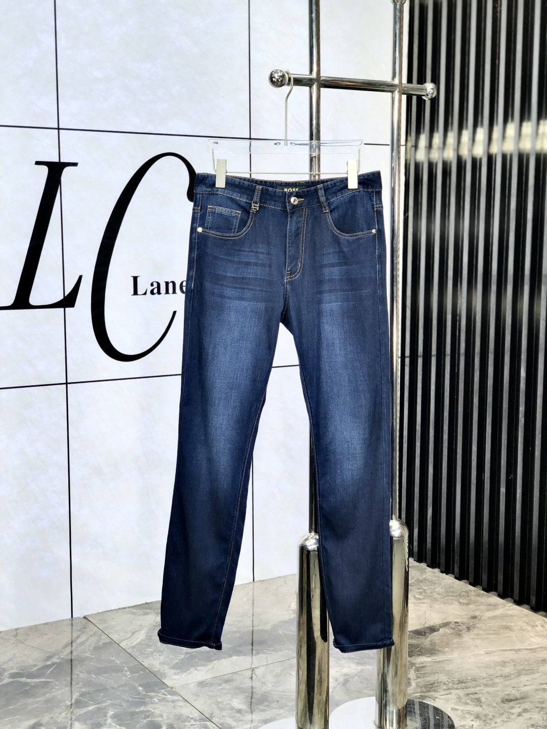 NO:137033,.Boss.2025 spring and summer high-end fashion sense, super soft denim fabric, light-colored washing jeans. The fabric is very special, super fine imitation cotton yarn blend, super soft and comfortable. It has a casual denim, d casual feeling, and L also has a relaxed and fashionable feeling. The cloth is refreshing, slightly stretchy, super soft wearing time, the whole pants are all traditional hand-wiping technology, natural stone grinding and light fermentation washing. Details are exquisite. Size 29-38,, jeans, alexander wang19860909.Boss.2025春夏高级时装感,超柔牛仔面料 , 浅色洗水牛仔裤. 面料很特殊,超细精仿棉纱混纺,超柔舒适感. 具备牛仔随性感 ,d休闲感 ,L亦有轻松感 ,时尚感. 布面清爽,微弹力,超柔穿着时间长, 整条裤子全传统手擦工艺,自然石磨轻酵洗水.细节精致感. 尺码29-38,,jeans,alexander wang,Men's clothing