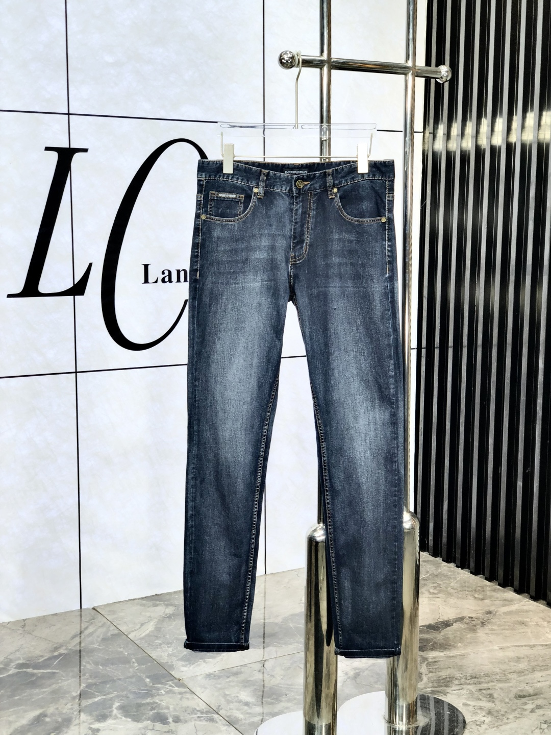 NO:137026,.Amani.2025 spring and summer high-end fashion sense, super soft denim fabric, light-colored washing jeans. The fabric is very special, super fine imitation cotton yarn blend, super soft and comfortable. It has a casual denim, d casual feeling, and L also has a relaxed and fashionable feeling. The cloth surface is refreshing, slightly stretchy, super soft wearing time, the whole pants are all traditional hand-wiping technology, natural stone grinding and light fermentation washing. Details are exquisite. Size 29-38,,armani, jeans, alexander wang19860909.阿玛尼.2025春夏高级时装感,超柔牛仔面料 , 浅色洗水牛仔裤. 面料很特殊,超细精仿棉纱混纺,超柔舒适感. 具备牛仔随性感 ,d休闲感 ,L亦有轻松感 ,时尚感. 布面清爽,微弹力,超柔穿着时间长, 整条裤子全传统手擦工艺,自然石磨轻酵洗水.细节精致感. 尺码29-38,,armani,jeans,alexander wang,Men's clothing