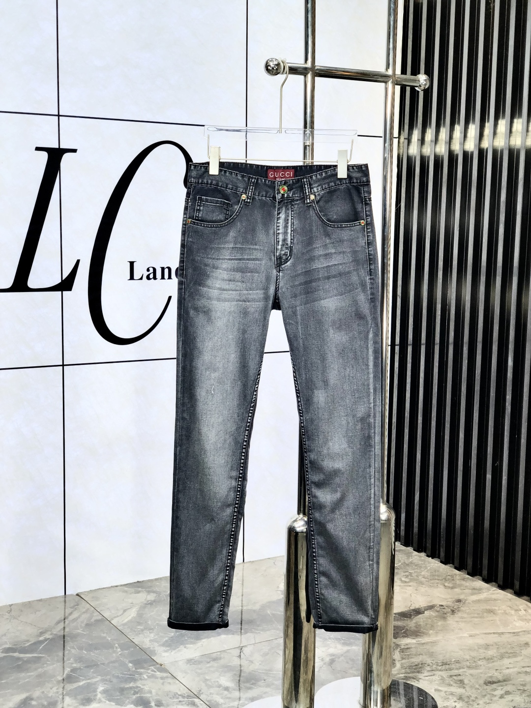 NO:137037,.Gucci.2025 spring and summer high-end fashion sense, super soft denim fabric, light-colored washing jeans. The fabric is very special, super fine imitation cotton yarn blend, super soft and comfortable. It has a casual denim, d casual feeling, and L also has a relaxed and fashionable feeling. The cloth is refreshing, slightly stretchy, super soft wearing time, the whole pants are all traditional hand-wiping technology, natural stone grinding and light fermentation washing. Details are exquisite. Size 29-38,,gucci,jeans,alexander wang19860909.Gucci.2025春夏高级时装感,超柔牛仔面料 , 浅色洗水牛仔裤. 面料很特殊,超细精仿棉纱混纺,超柔舒适感. 具备牛仔随性感 ,d休闲感 ,L亦有轻松感 ,时尚感. 布面清爽,微弹力,超柔穿着时间长, 整条裤子全传统手擦工艺,自然石磨轻酵洗水.细节精致感. 尺码29-38,,gucci,jeans,alexander wang,Men's clothing