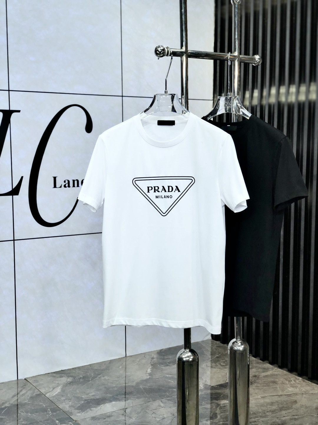 NO:137028,.Prada. Wear 220 catties. 2025 spring and summer new product fashionable short-sleeved high-end custom versatile style!  More practical, anyone can easily control it. It is made of mulberry silk fabric, luxurious and classic brand logo design, 1f is very high-end and those who understand goods must enter!  The style is a slim fit style. It is very exquisite, showing aura and highlighting the exquisiteness of business men. This is the unique feature. The right slim fit, and the upper body effect is very good. 58362# size M-6XLm wear 175/120, prada, T-shirt, alexander wang19860909.普拉达.穿220斤.2025春夏新品时尚短袖高级定制百搭款式！更有实用感 任何人都可以轻松驾驭 采用桑蚕丝面料制作,奢华经典品牌logo设计,1f非常显档次懂货的必须入！版型剪裁属于修身款 非常精致,显气场,又会凸显商务男士的精致,这就是独到之处,恰到好处的修身,上身效果非常赞58362#尺码M-6XLm穿175/120,,prada,T-shirt,alexander wang,Men's clothing