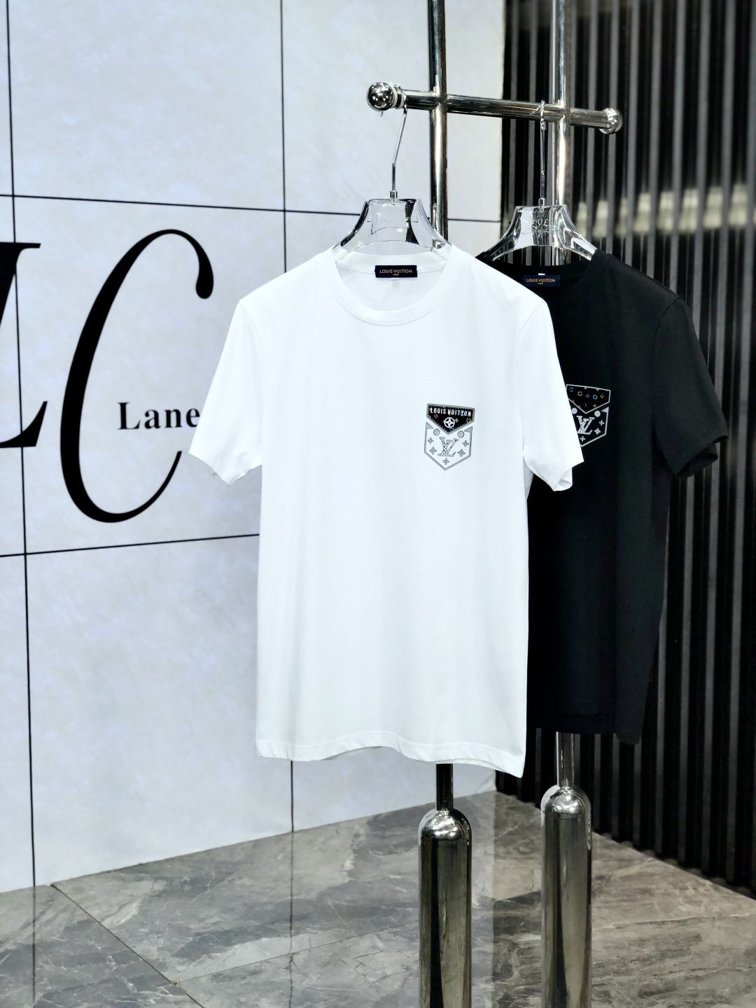 NO:137030,.Lv. Wear 220 catties. 2025 spring and summer new product fashionable short-sleeved high-end custom versatile style!  More practical, anyone can easily control it. It is made of mulberry silk fabric, luxurious and classic brand logo design, 1f is very high-end and those who understand goods must enter!  The style is a slim fit style. It is very exquisite, showing aura and highlighting the exquisiteness of business men. This is the unique feature. The right slim fit, and the upper body effect is very good. 58362# size M-6XLm wear 175/120, louis vuitton, T-shirt, alexander wang19860909.Lv.穿220斤.2025春夏新品时尚短袖高级定制百搭款式！更有实用感 任何人都可以轻松驾驭 采用桑蚕丝面料制作,奢华经典品牌logo设计,1f非常显档次懂货的必须入！版型剪裁属于修身款 非常精致,显气场,又会凸显商务男士的精致,这就是独到之处,恰到好处的修身,上身效果非常赞58362#尺码M-6XLm穿175/120,,louis vuitton,T-shirt,alexander wang,Men's clothing